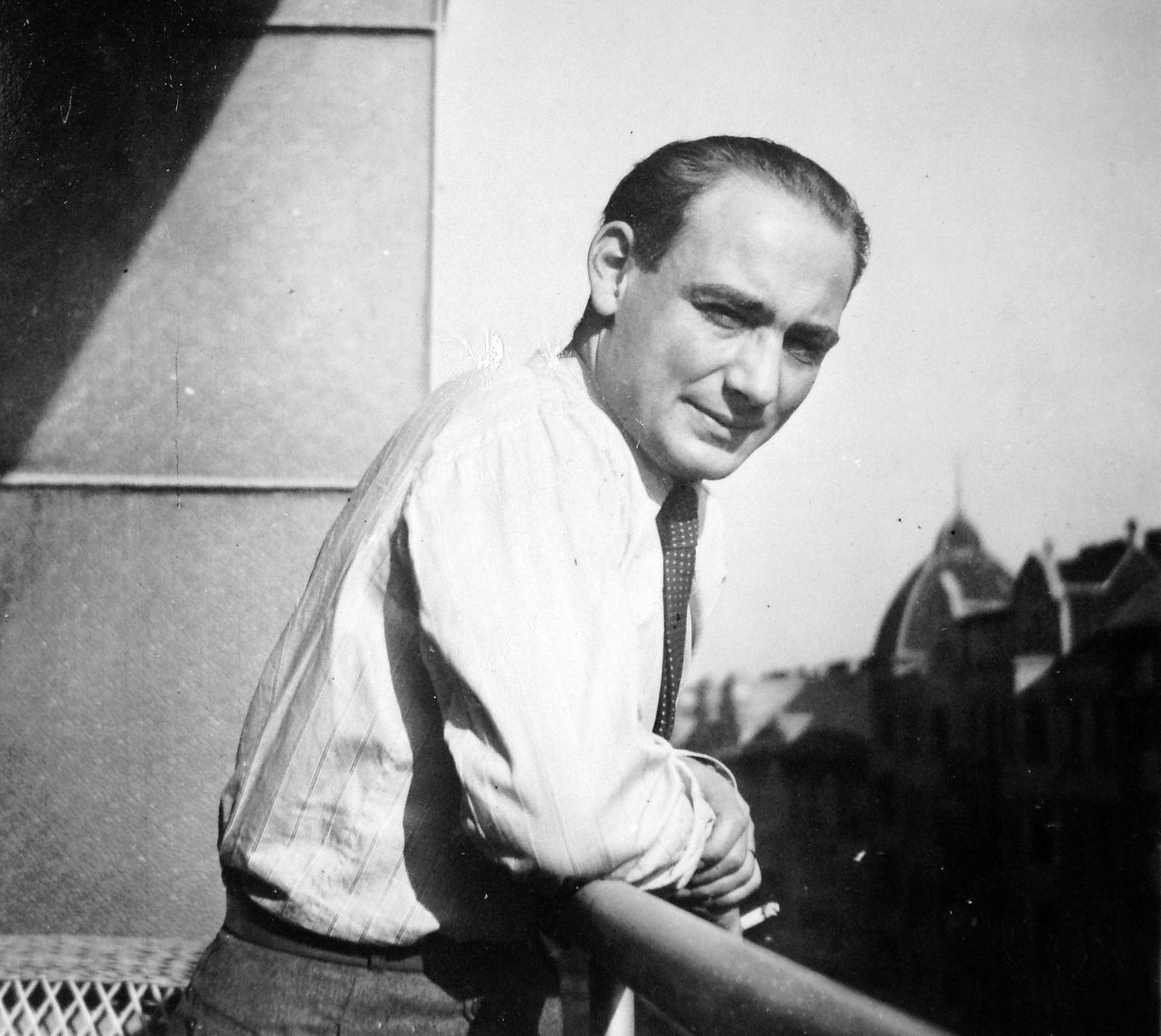 Hungary, Budapest II., Gádoros Lajos építész a Margit körút 65. sz. alatti lakásának erkélyén., 1941, Gádoros Lajos, Budapest, Fortepan #11811