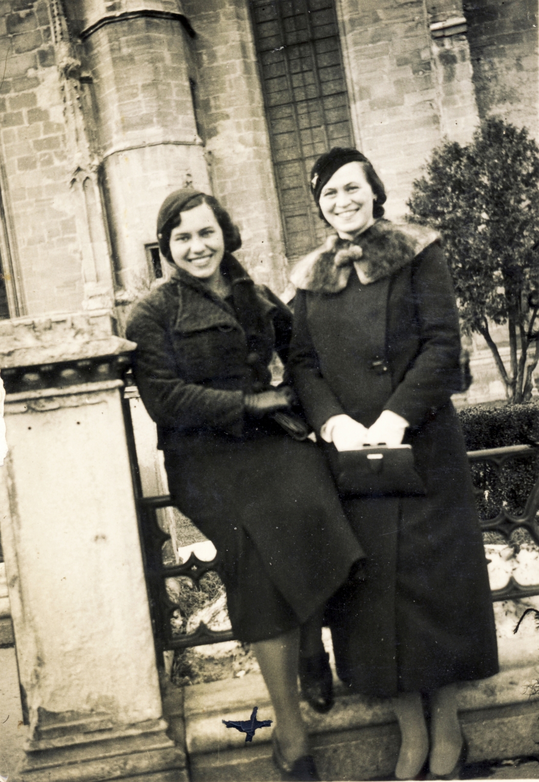Romania,Transylvania, Cluj-Napoca, Szent Mihály-templom., 1936, Kösztler Ildikó, women, double portrait, Fortepan #118117