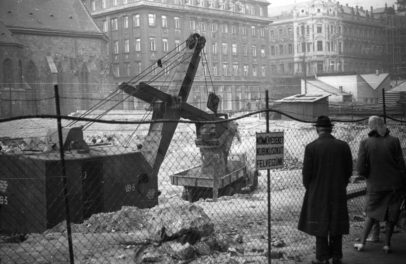 Magyarország, Budapest V., Március 15. tér az Erzsébet híd építésekor, háttérben a Belvárosi templom, a Piarista-palota és a Klotild-palota., 1963, Fortepan/Album013, Budapest, Fortepan #118150