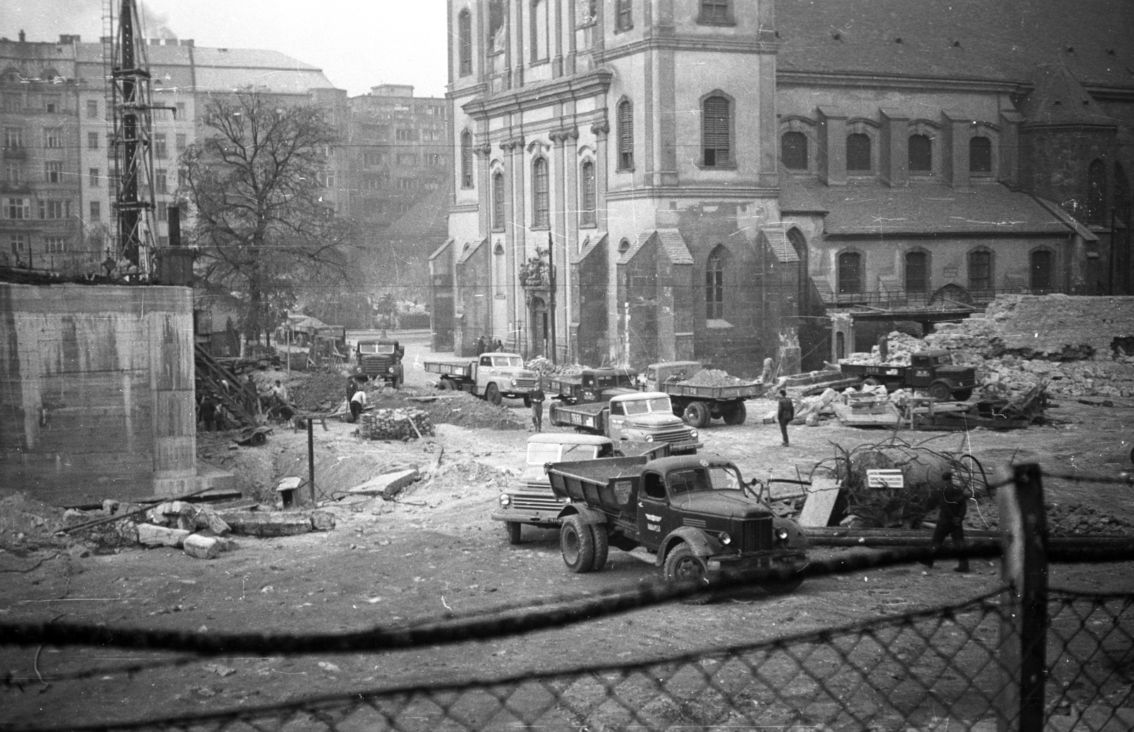 Hungary, Budapest V., Március 15. tér az Erzsébet híd építésekor, háttérben a Belvárosi templom., 1963, Fortepan/Album013, Budapest, Fortepan #118154