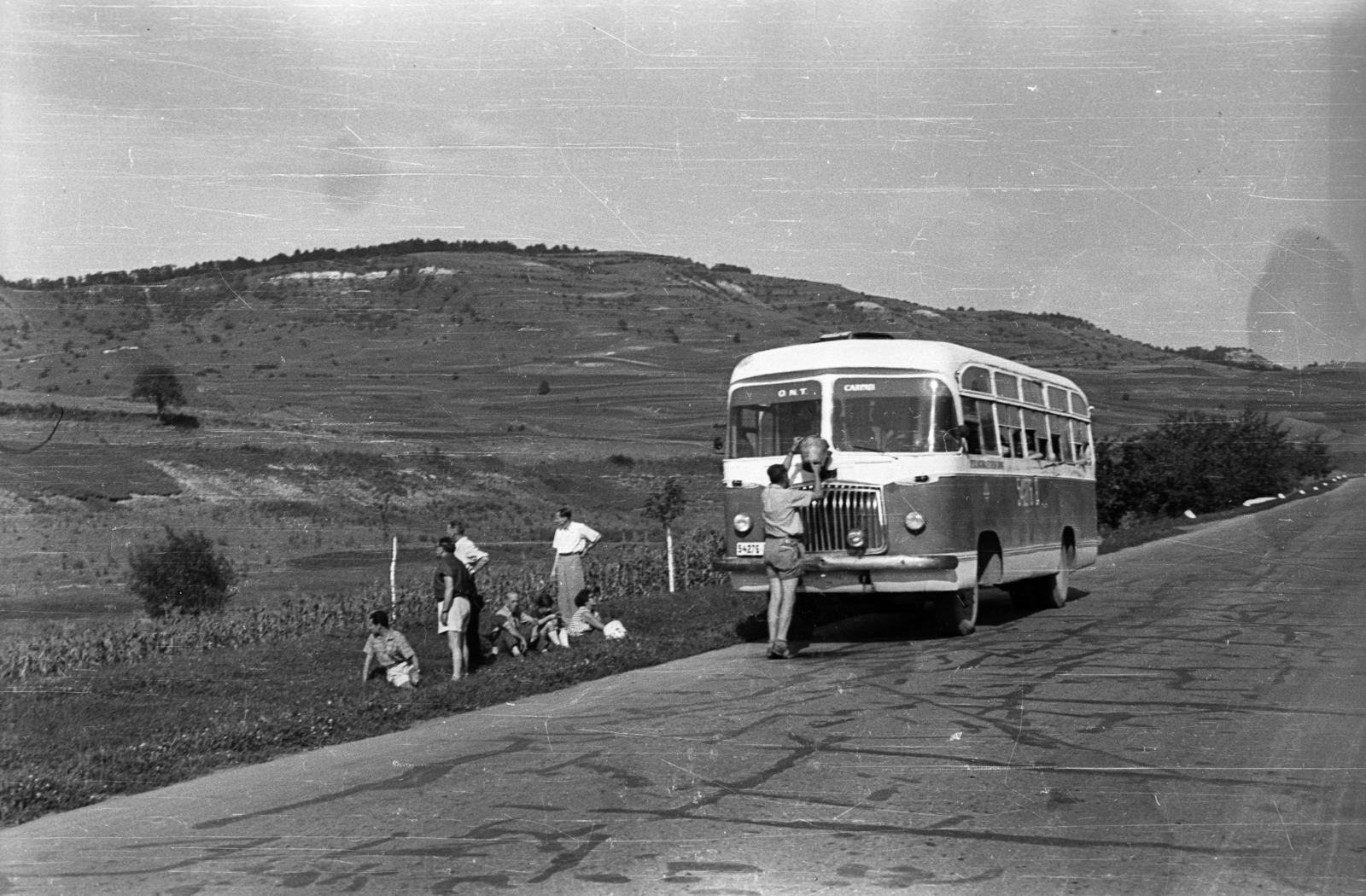 Romania,Transylvania, az 1-es főút Kiskapus közelében., 1960, Fortepan/Album013, bus, relaxation, Fortepan #118170