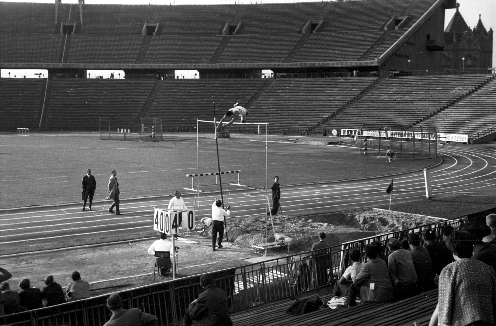 Hungary, Népstadion, Budapest XIV., atlétikai verseny, rúdugrás., 1965, Fortepan/Album013, audience, sand, scoreboard, Budapest, rod, barrier, throwing cage, Fortepan #118181