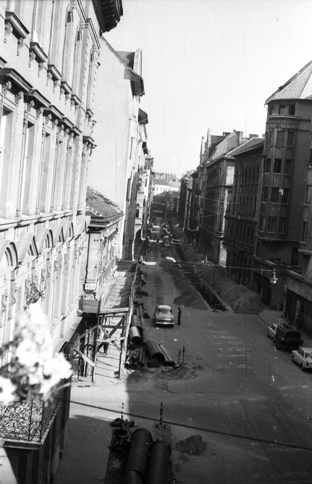 Hungary, Budapest IX., Lónyay (Szamuely) utca a Kálvin tér felé nézve, balra a 23. számú ház (Czuczor utca sarok)., 1968, Fortepan/Album013, street view, automobile, sewerage, Budapest, Fortepan #118186