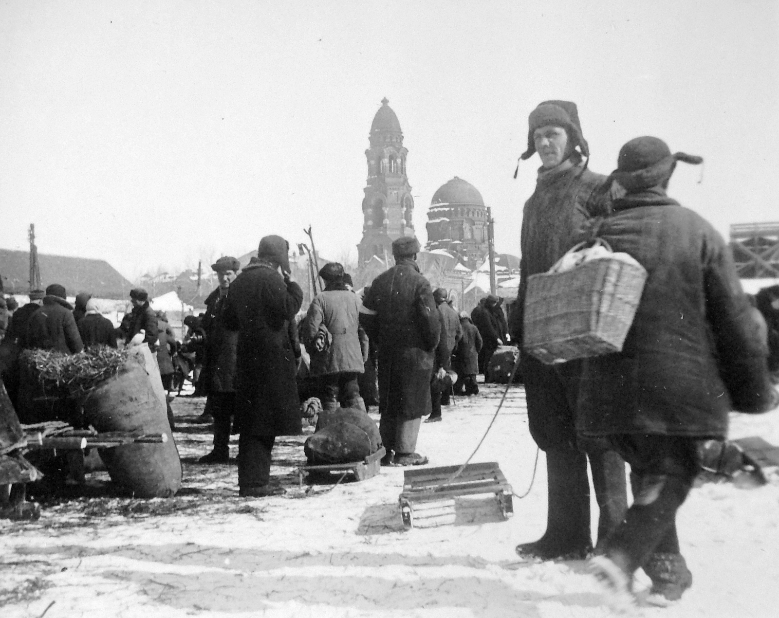 Ukraine, Kharkiv, a Poltavai út, háttérben a Ozerjanai Szűz Mária-templom., 1942, Gádoros Lajos, church, Eastern Orthodox Church, Fortepan #11819