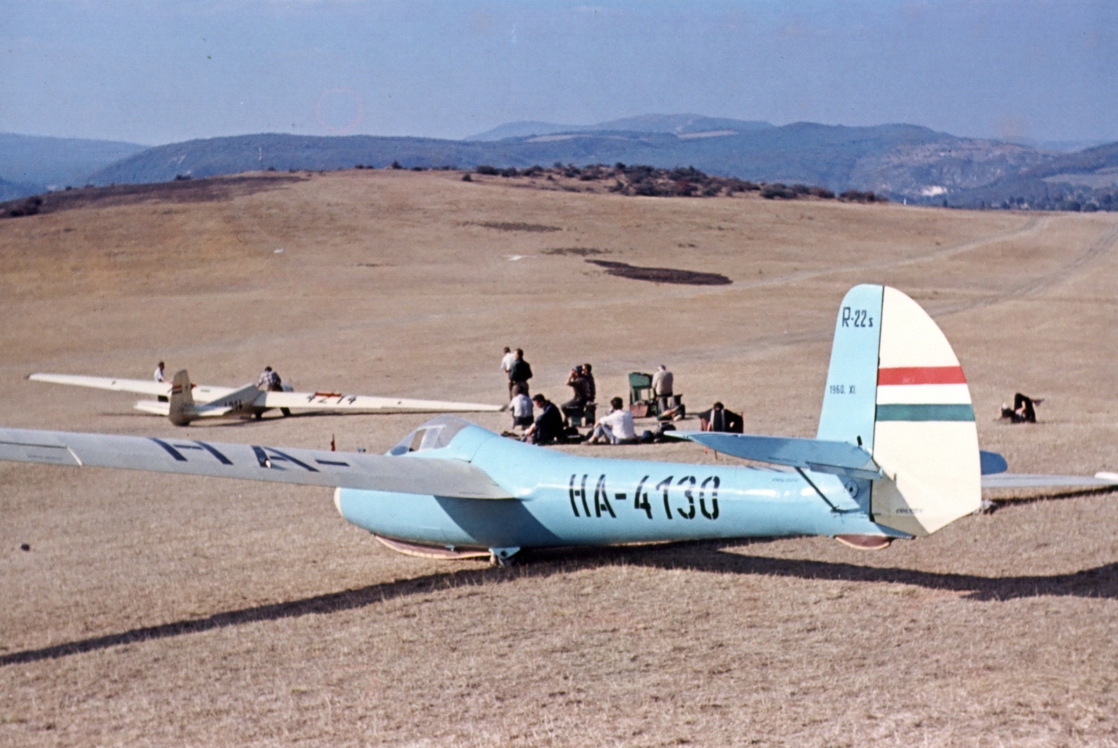 Hungary, Hármashatárhegy Airport, Budapest II., előtérben egy Rubik R-22S Június 18, távolabb egy Rubik R-22SV Super Futár C típusú vitorlázó repülőgép a felső hangár előtt., 1960, Mészáros Zoltán, colorful, airplane, airport, sailplane, Budapest, Fortepan #118232