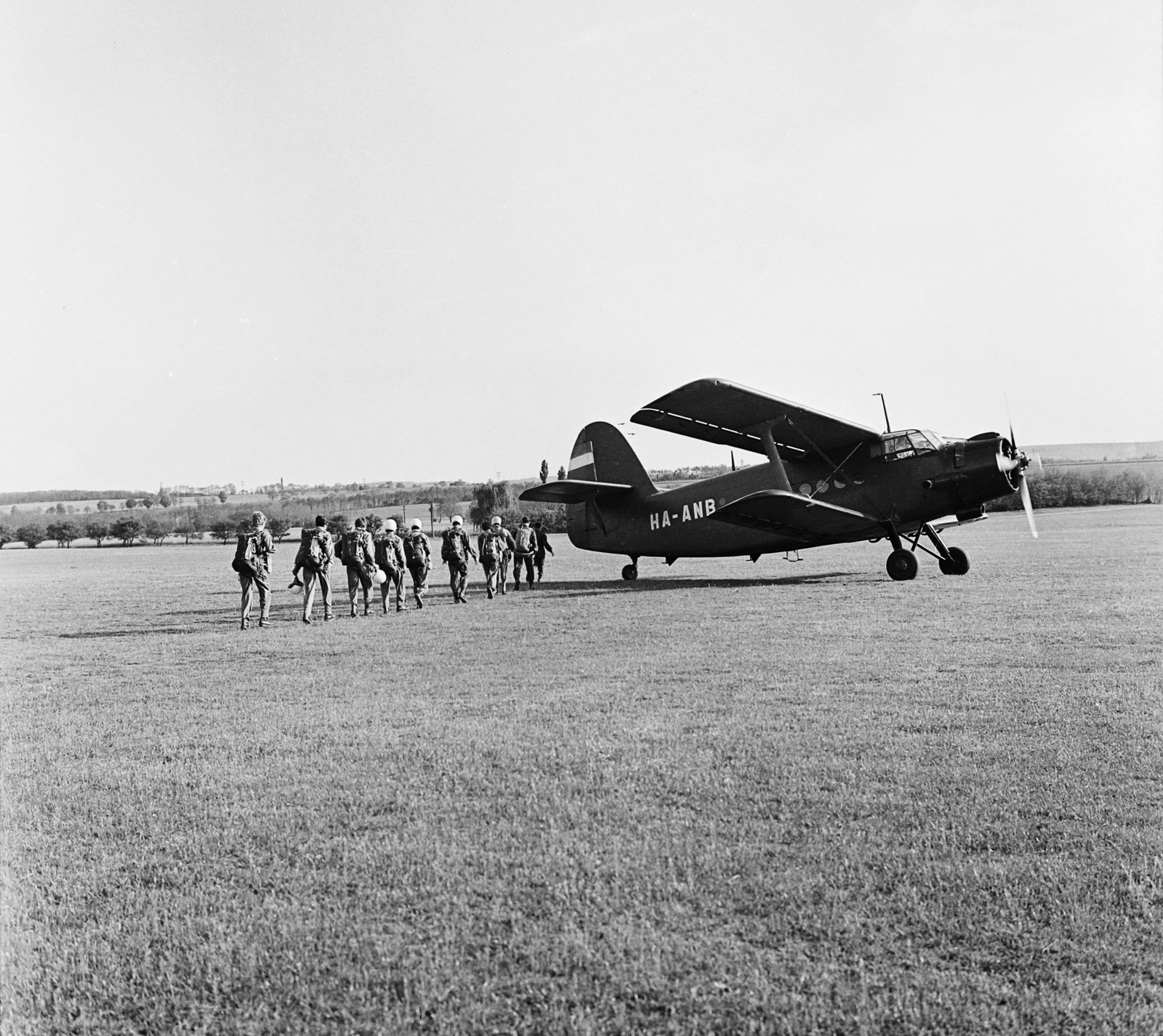 Magyarország, Gödöllő, repülőtér, ejtőernyősök egy Antonov An-2 típusú repülőgép mellett., 1965, MHSZ, repülőgép, Antonov-márka, Antonov An-2, lajstromjel, Fortepan #118252