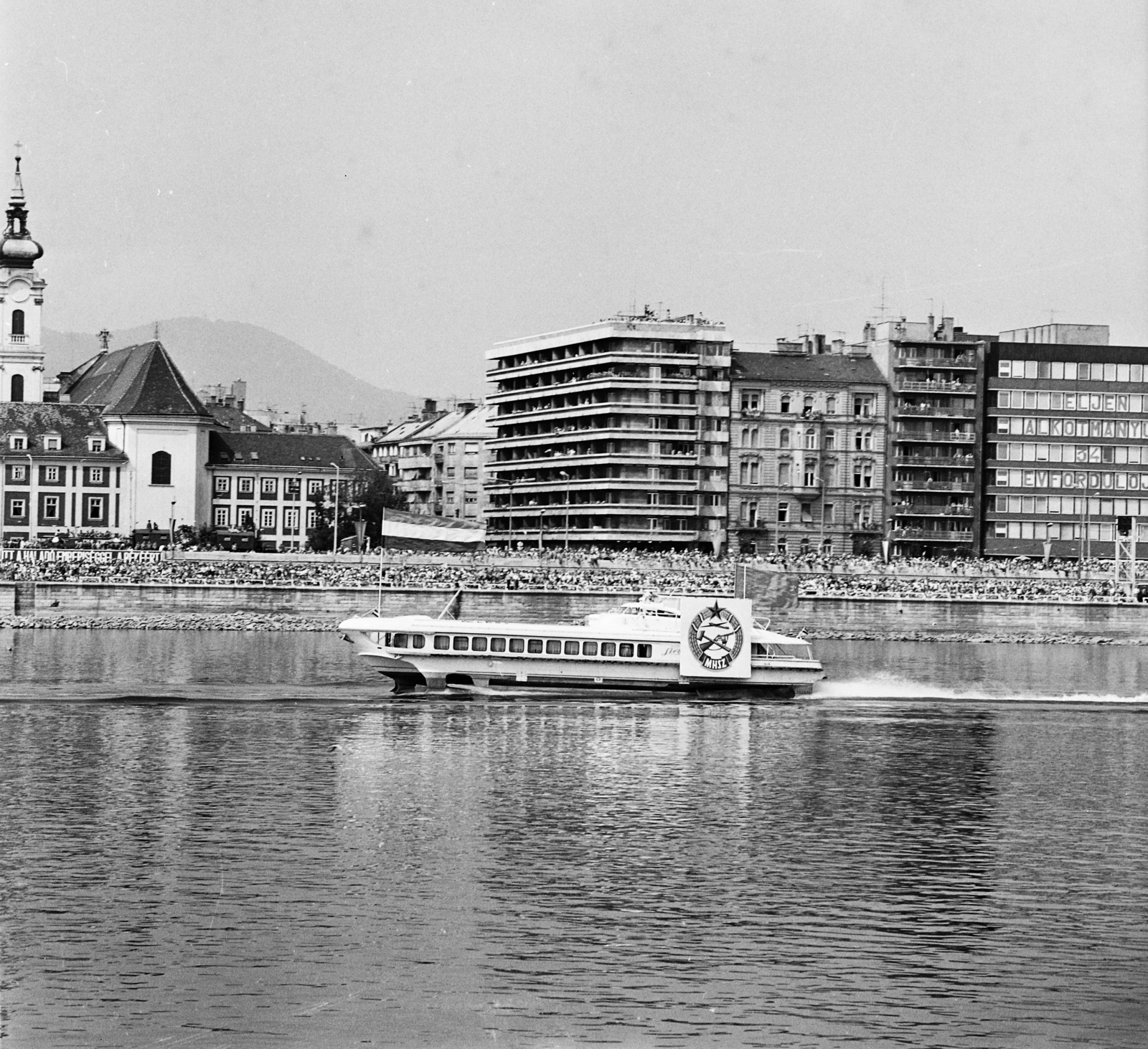 Hungary, Budapest I.,Budapest II., augusztus 20-i vízi- és légiparádé a Dunán, szemben a Bem rakpart, balra a Szent Ferenc sebei templom és az egykori ferences kolostor, mellette a Csalogány utca torkolata., 1983, MHSZ, Budapest, Fortepan #118264