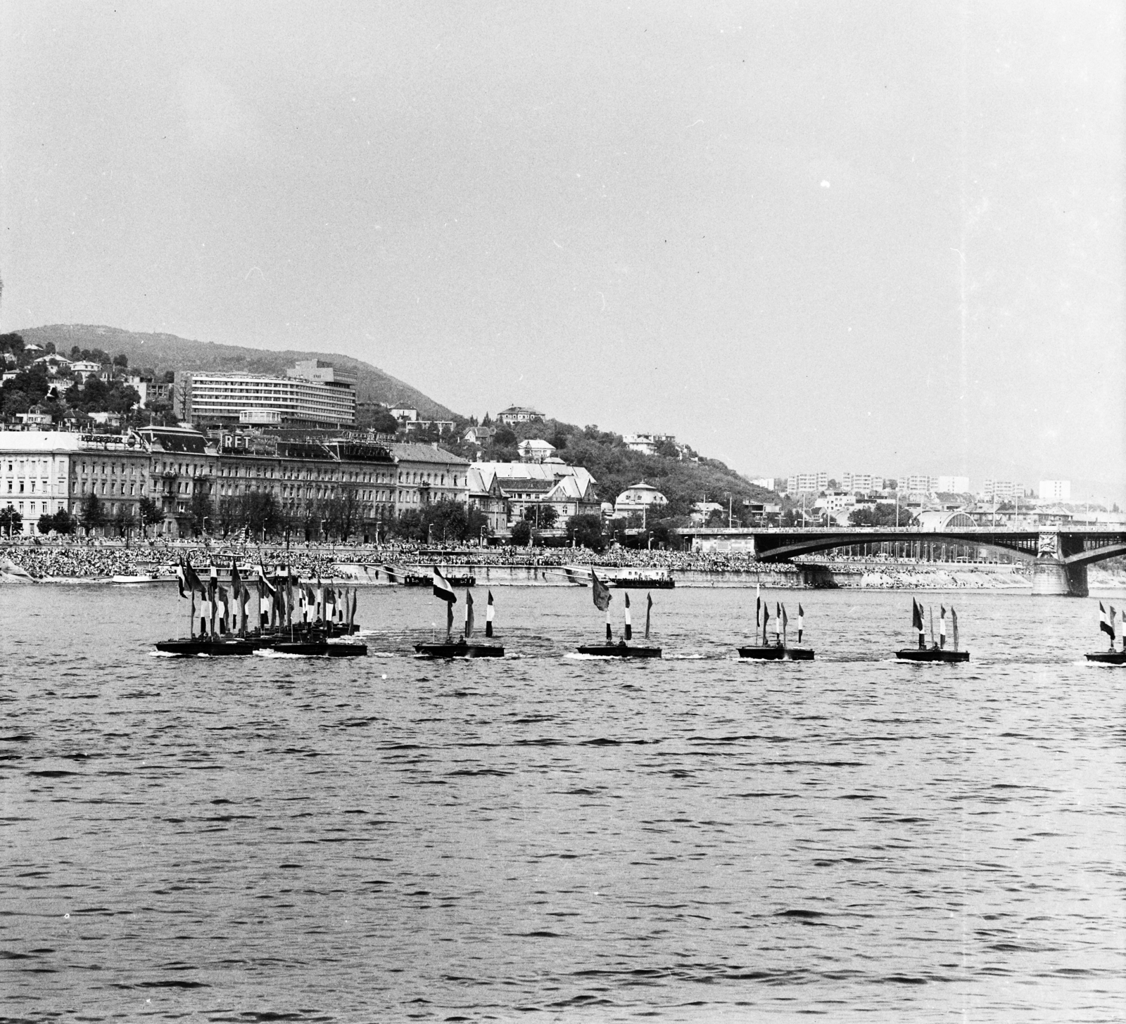 Hungary, Budapest II., augusztus 20-i víziparádé, háttérben a Rózsadomb és a Margit híd., 1976, MHSZ, Budapest, Fortepan #118266