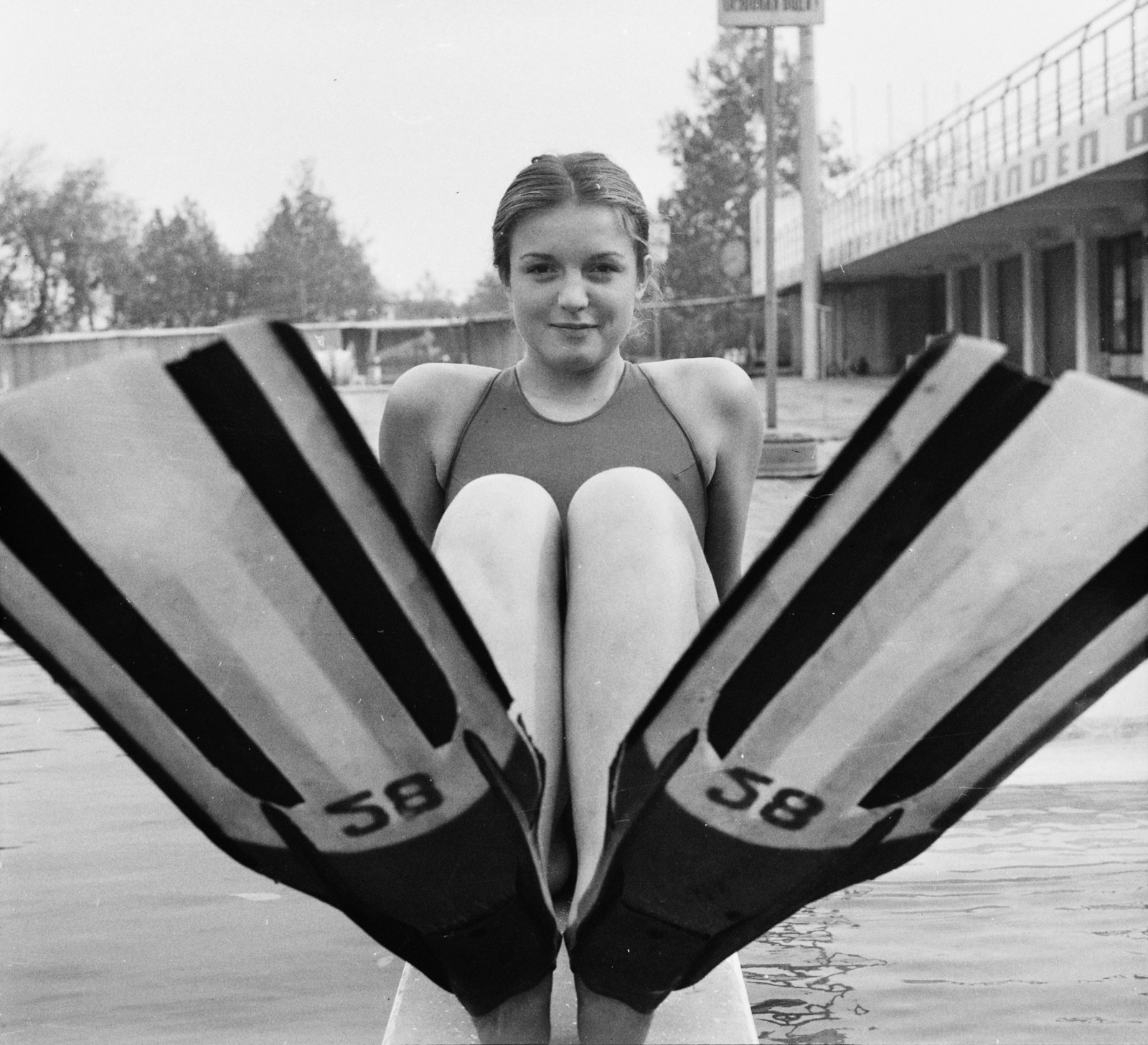 Hungary, Szolnok, Damjanich uszoda, az MHSZ-KÖTIVIZIG Könnyűbúvár Klub sportolója., 1974, MHSZ, bathing suit, swimfin, Fortepan #118267