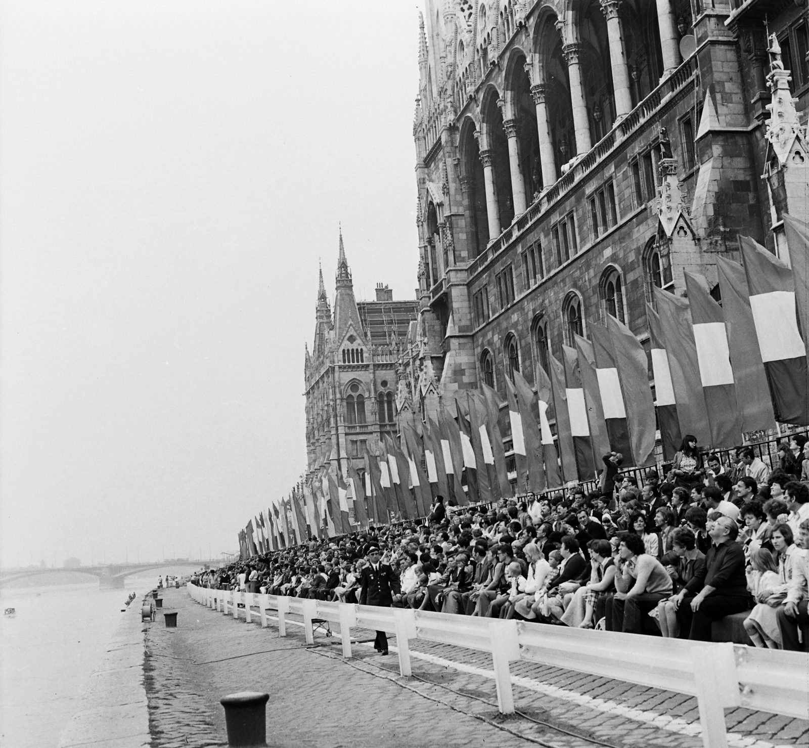 Hungary, Budapest V., pesti alsó rakpart, tribün a Parlament előtt az augusztus 20-i vízi- és légiparádén. A távolban a Margit híd., 1981, MHSZ, Budapest, Fortepan #118269