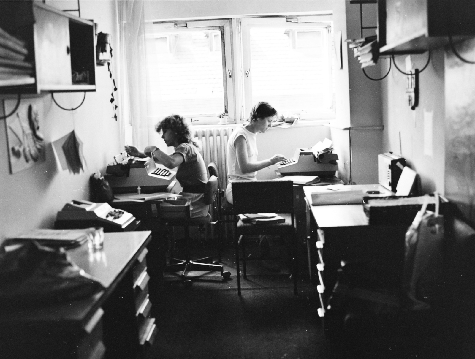 Hungary, Budapest IX., Lónyay (Szamuely) utca 44., az MHSZ lapok szerkesztősége., 1983, MHSZ, office, typewriter, Budapest, calculator, Fortepan #118273