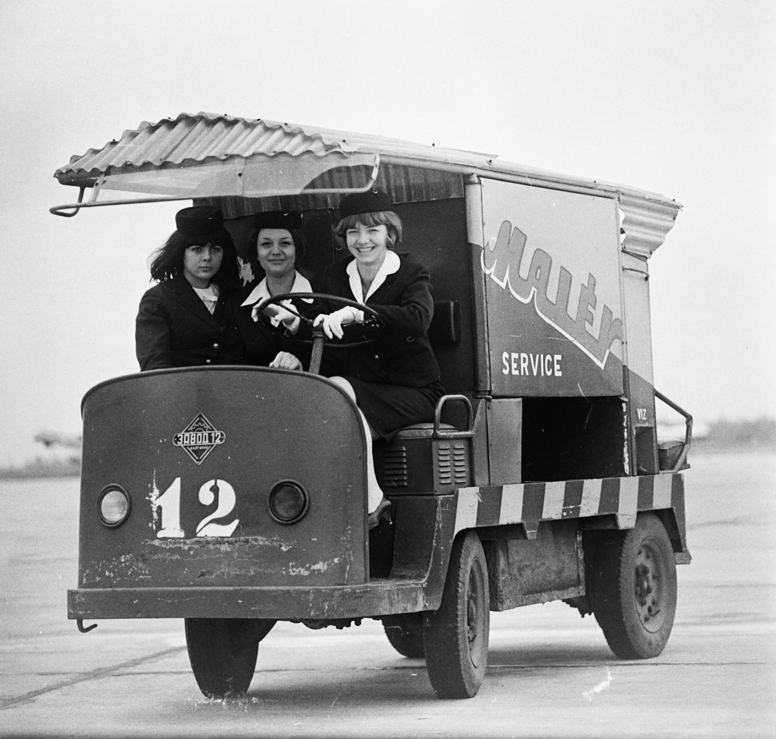 Hungary, Ferihegy (now - Ferenc Liszt) International Airport, Budapest XVIII., MALÉV légikisérők., 1966, MHSZ, Hungarian Airlines, Budapest, ad truck, trolley, Fortepan #118276