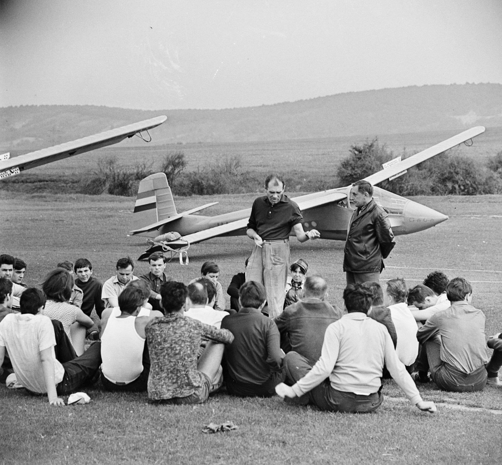 Hungary, Hármashatárhegy Airport, Budapest II., R-26 Góbé vitorlázó repülőgépek. Badacsonyi Béla repülőtér vezető eligazítást tart., 1968, MHSZ, Budapest, Fortepan #118279