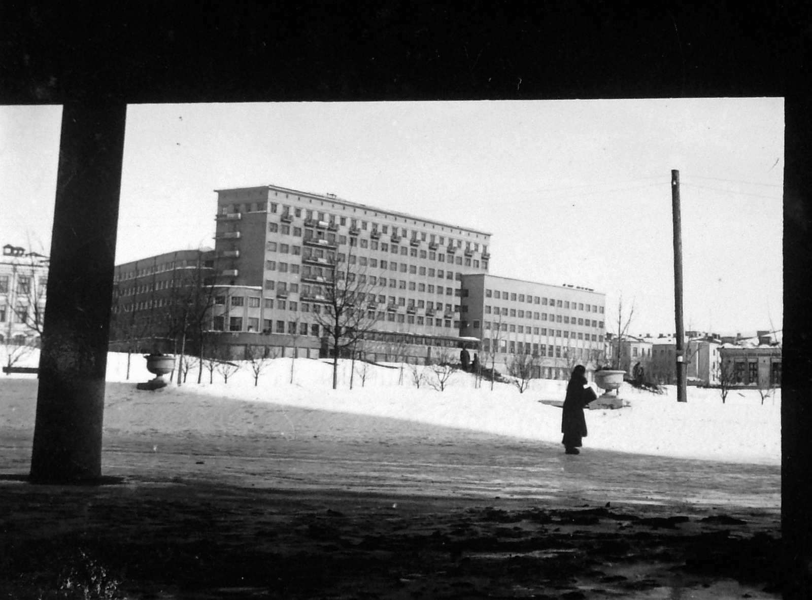 Ukraine, Kharkiv, Szabadság (Dzerzsinszkij) tér, középen a Hotel Kharkov., 1942, Gádoros Lajos, hotel, restaurant, Fortepan #11828