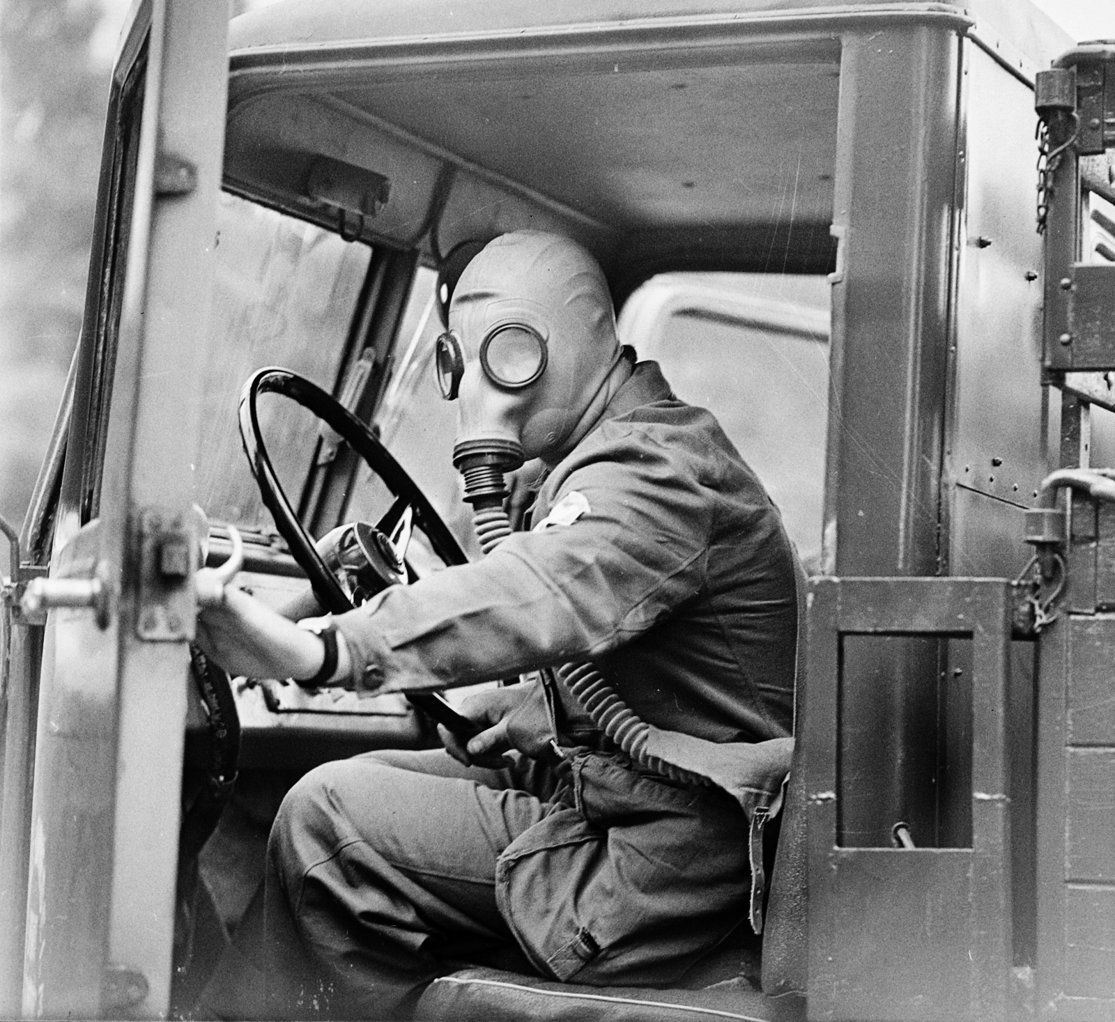 Hungary, Horány, járőrverseny, teherautóvezetés gázálarcban., 1968, MHSZ, commercial vehicle, gas mask, steering wheel, Fortepan #118280