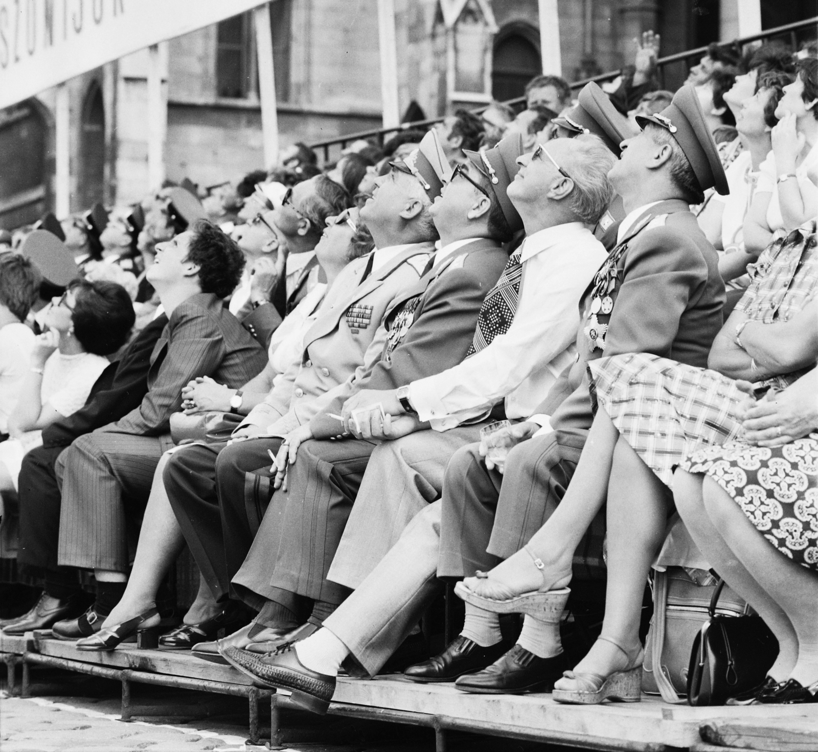 Magyarország, Budapest V., pesti alsó rakpart, tribün az Országház előtt az augusztus 20-i vízi- és légiparádén., 1970, MHSZ, tányérsapka, Budapest, Fortepan #118281