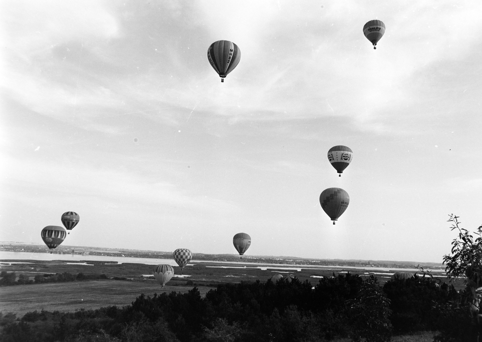Hungary, Lake Velence, Sukoró, hőlégballonok versenye., 1983, MHSZ, Hungarian Airlines, hot air balloon, Pepsi-brand, Fortepan #118304