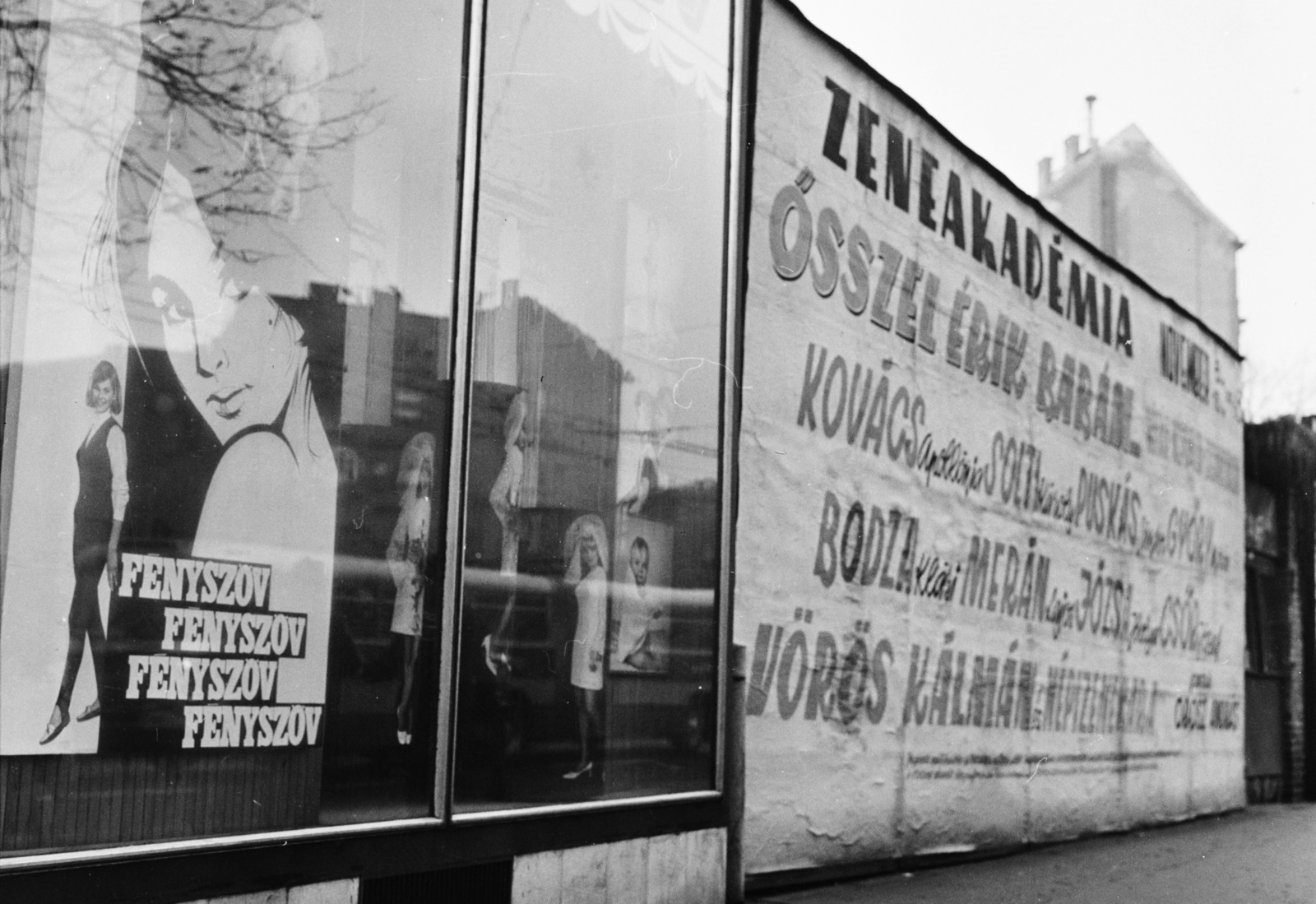 Hungary, Budapest IX., balra a Fény-Szöv Kálvin tér 2. alatt lévő üzlete, a plakát a Kecskeméti utca sarki telek kerítésén látható, később itt épül fel a Korona szálloda., 1970, MHSZ, Budapest, Show window, photography, poster, photographer, Fortepan #118318