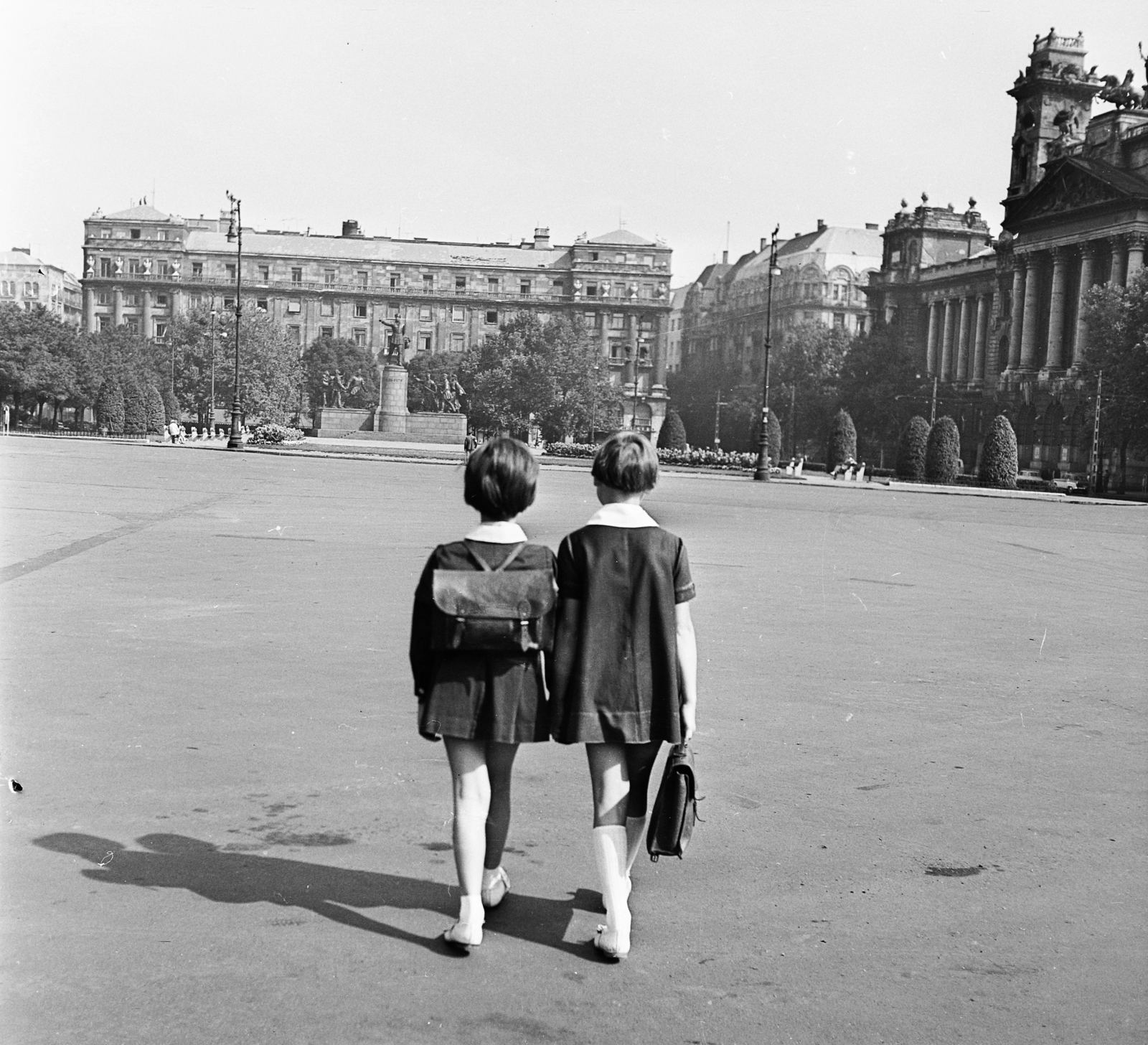 Hungary, Budapest V., Kossuth Lajos tér, szemben Kossuth Lajos szobra, jobbra az Igazságügyi Palota (ekkor Magyar Nemzeti Galéria)., 1964, MHSZ, Budapest, Fortepan #118331