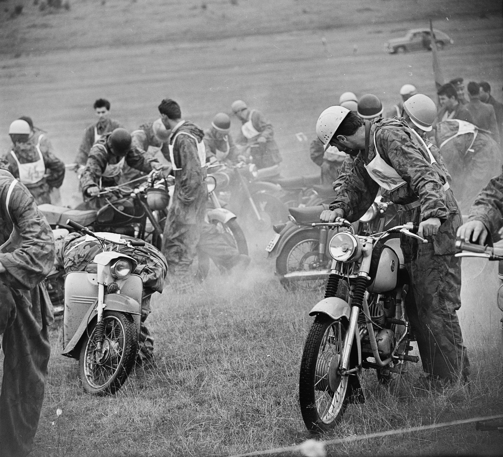 Hungary, Budapest II., a felvétel a Hármashatárhegyi repülőtér melletti réten készült. Összetett Honvédelmi Verseny (ÖHV)., 1965, MHSZ, motorcycle, Budapest, Fortepan #118333
