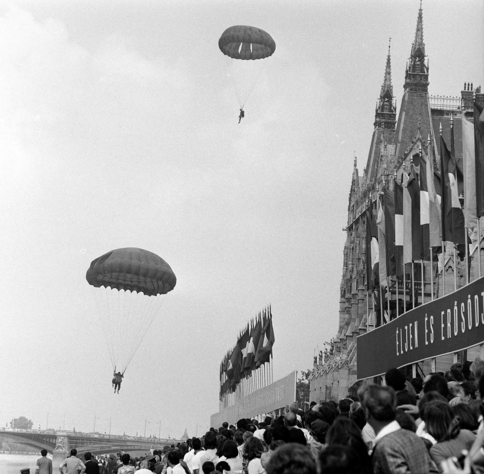 Hungary, Budapest V., pesti alsó rakpart, tribün a Parlament előtt az augusztus 20-i vízi- és légiparádén. Balra a Margit híd, jobbra a Parlament., 1978, MHSZ, Budapest, Fortepan #118337