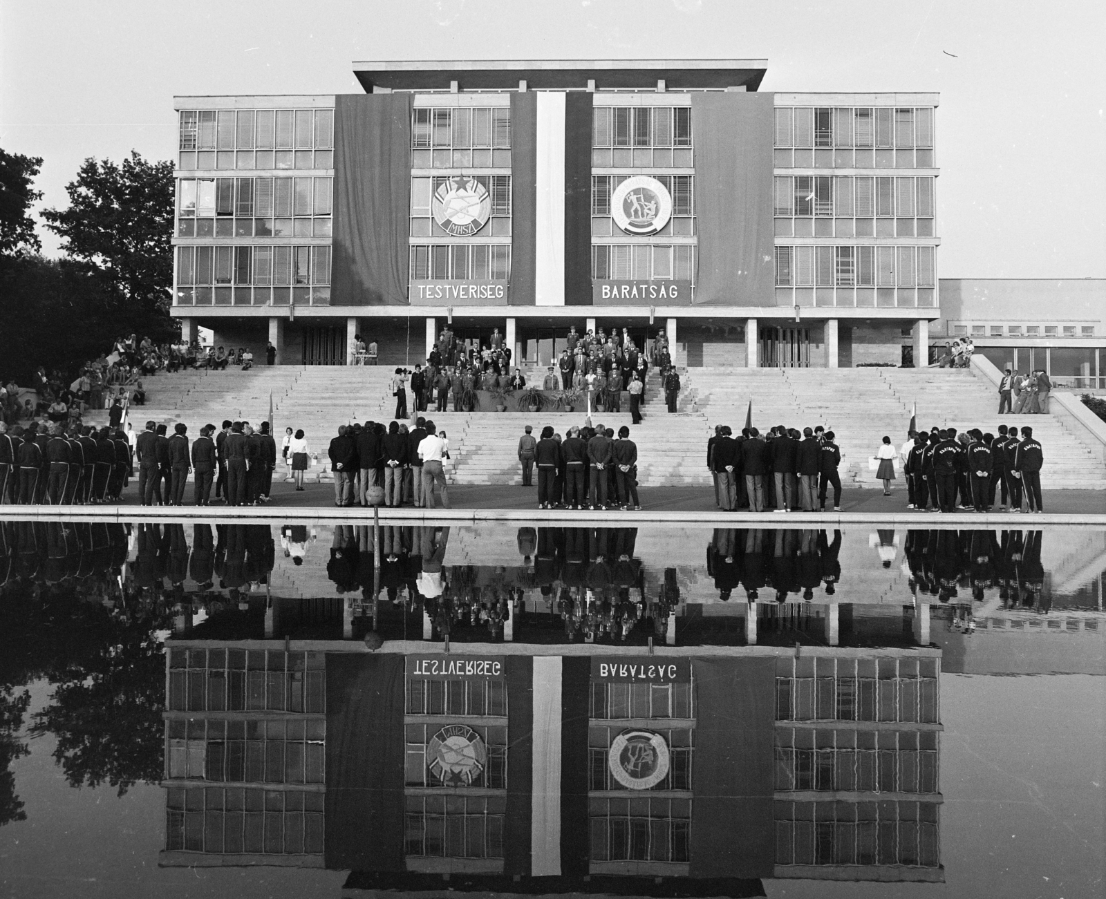 Hungary, Gödöllő, Gödöllői Agrártudományi Egyetem (később Szent István, majd Magyar Agrár- és Élettudományi Egyetem), Gépészmérnöki Kar. Testvériség- Barátság elnevezésű nemzetközi honvédelmi verseny résztvevői., 1976, MHSZ, Fortepan #118350