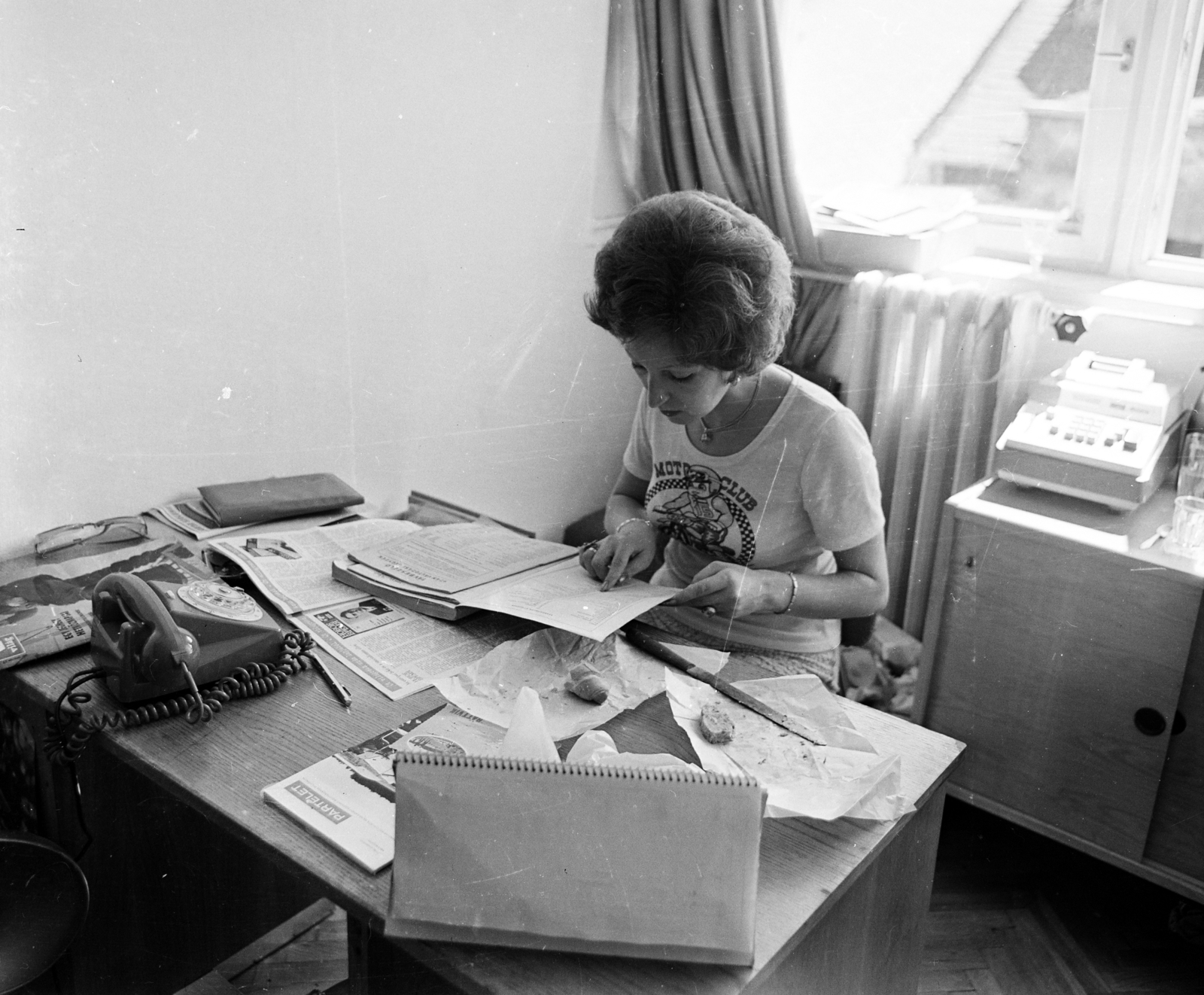 Hungary, Budapest IX., Lónyay (Szamuely) utca 44., az MHSZ lapok szerkesztősége., 1983, MHSZ, office, telephone, Budapest, Fortepan #118363