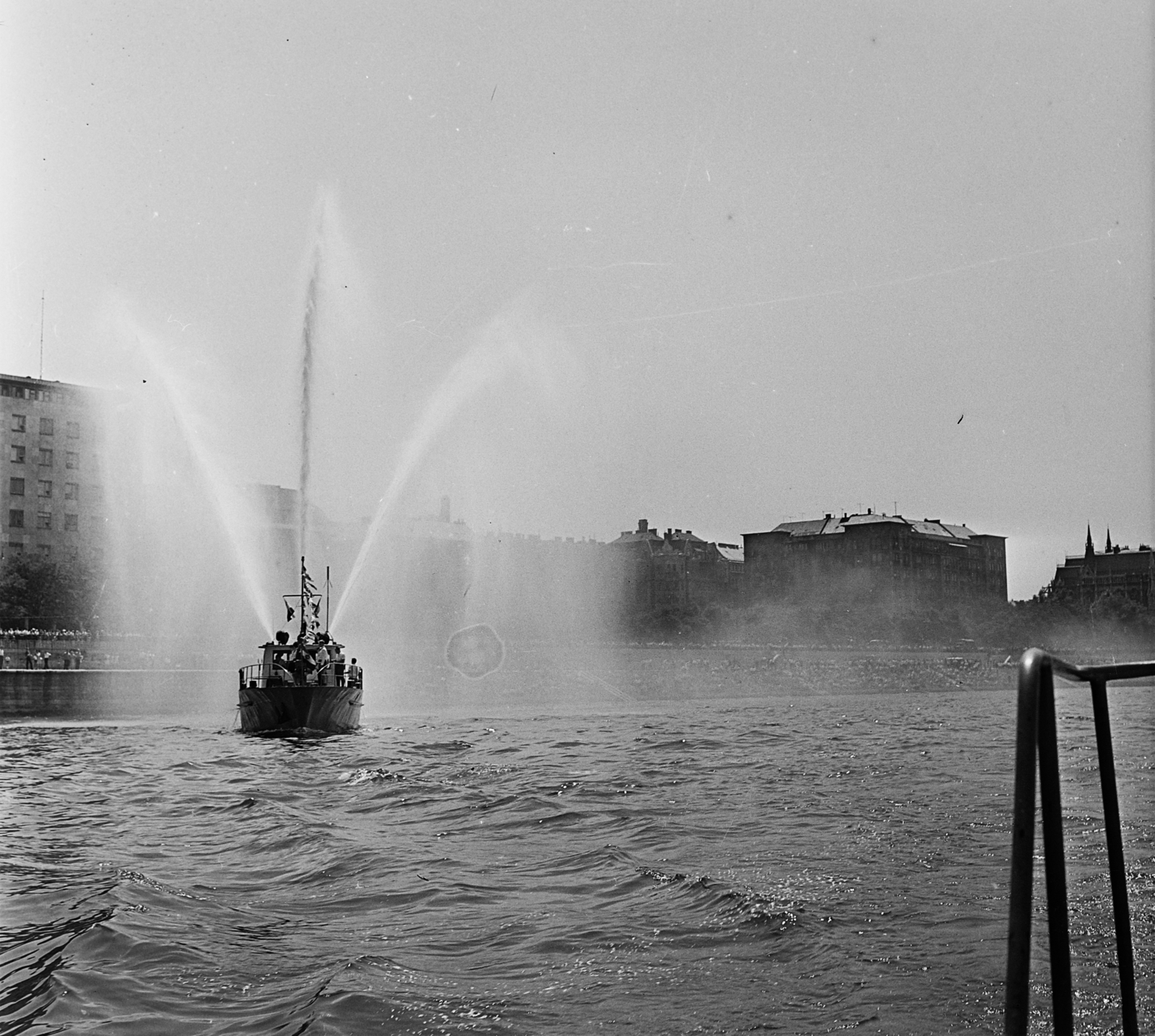 Magyarország, Budapest, augusztus 20-i víziparádé, balra a háttérben a mai Képviselői Irodaház ("Fehér Ház")., 1978, MHSZ, Fortepan #118369