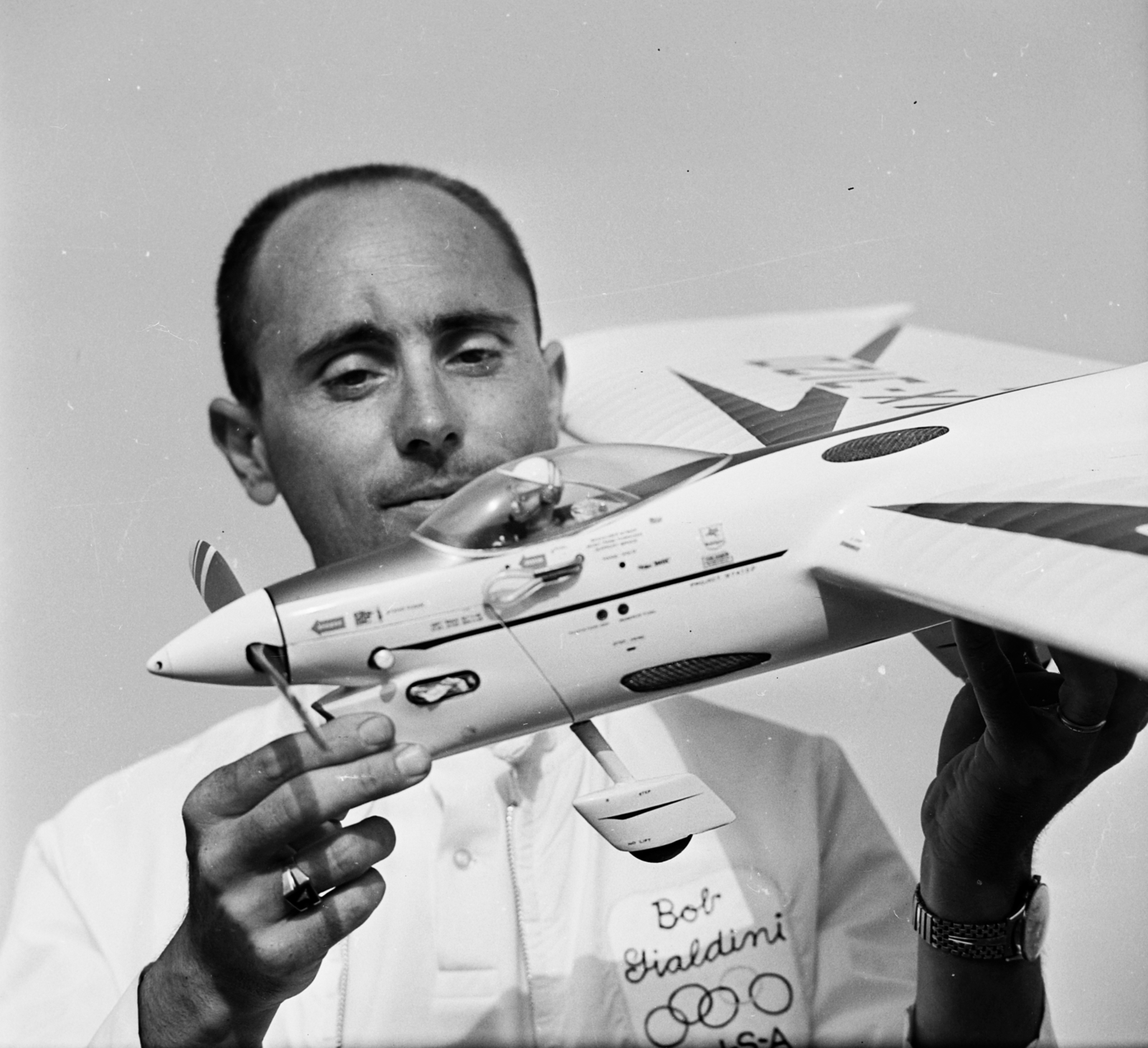 Hungary, Budaörs Airport, Budapest XI., Körrepülő Modellek Világbajnoksága. Robert (Bob) Gialdini amerikai versenyző, kezében saját készítésű Sting Ray gépe., 1964, MHSZ, model plane, Budapest, Fortepan #118375