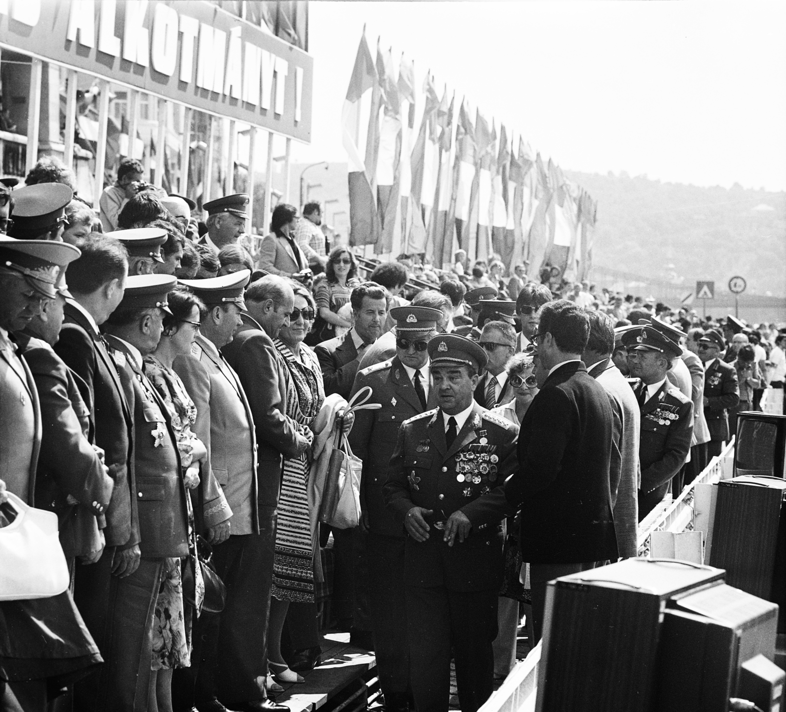 Magyarország, Budapest V., pesti alsó rakpart, tribün a Parlament előtt az augusztus 20-i vízi- és légiparádén. Szemben Czinege Lajos honvédelmi miniszter., 1978, MHSZ, kitüntetés, tányérsapka, Budapest, Fortepan #118384