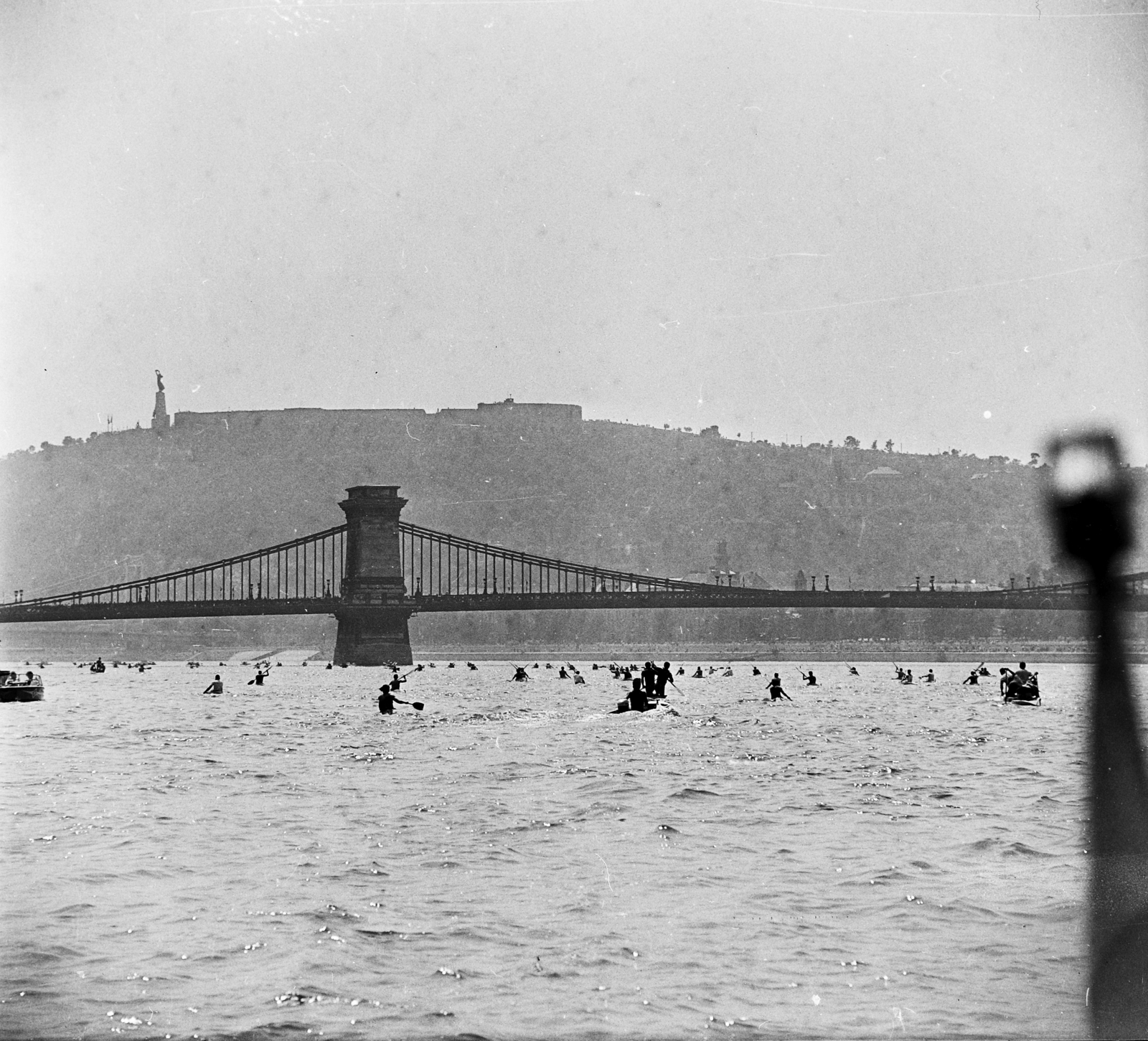 Hungary, Budapest, augusztus 20-i víziparádé, kajak-kenusok a Dunán. Háttérben a Széchenyi Lánchíd és a Gellért-hegy., 1970, MHSZ, kayak, Fortepan #118385