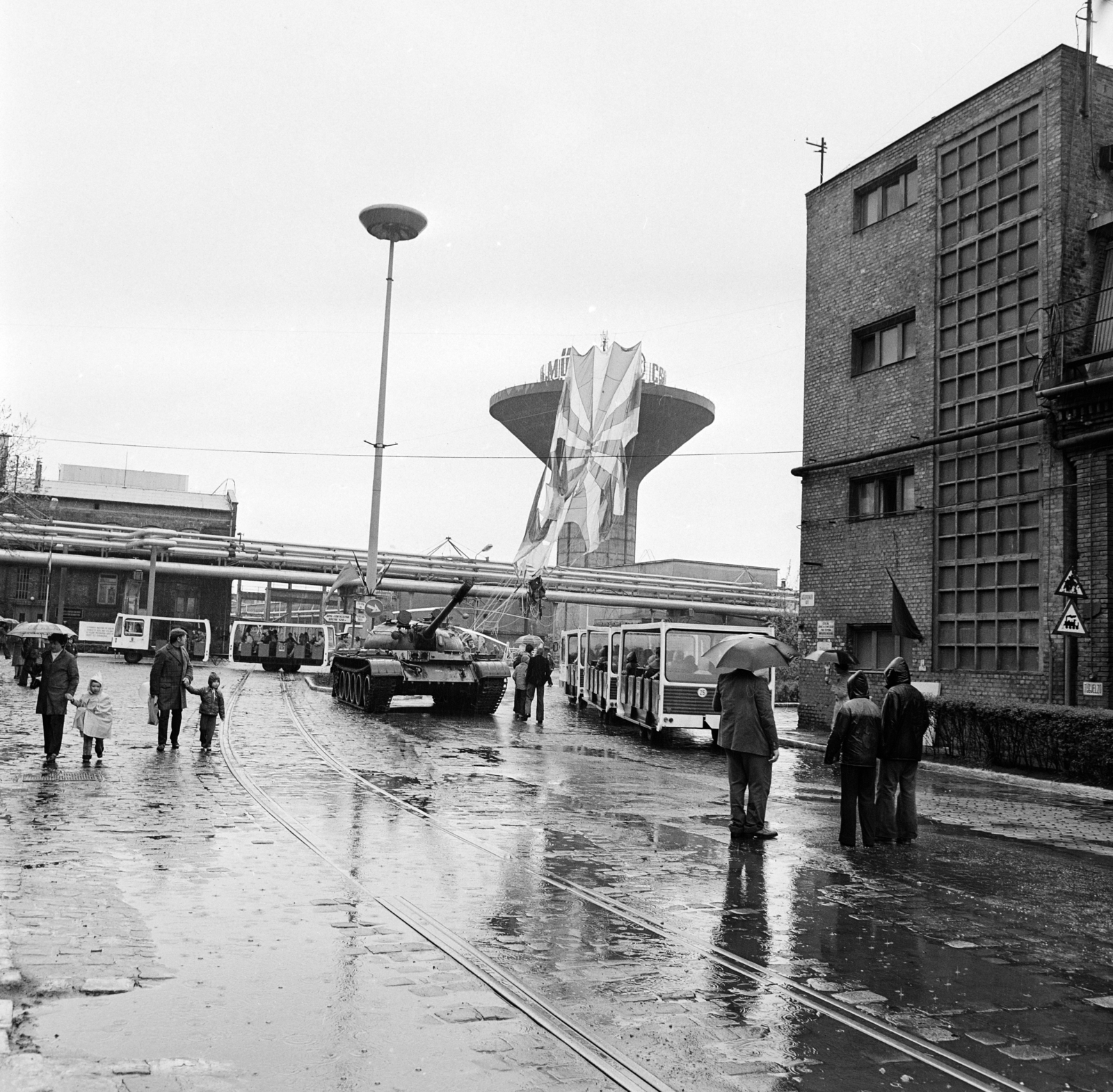 Hungary, Budapest XXI., Csepel Vas- és Fémművek, Központi út. MHSZ Gyermeknap a Nemzetközi Gyermekév tiszteletére., 1979, MHSZ, tank, Budapest, Fortepan #118388