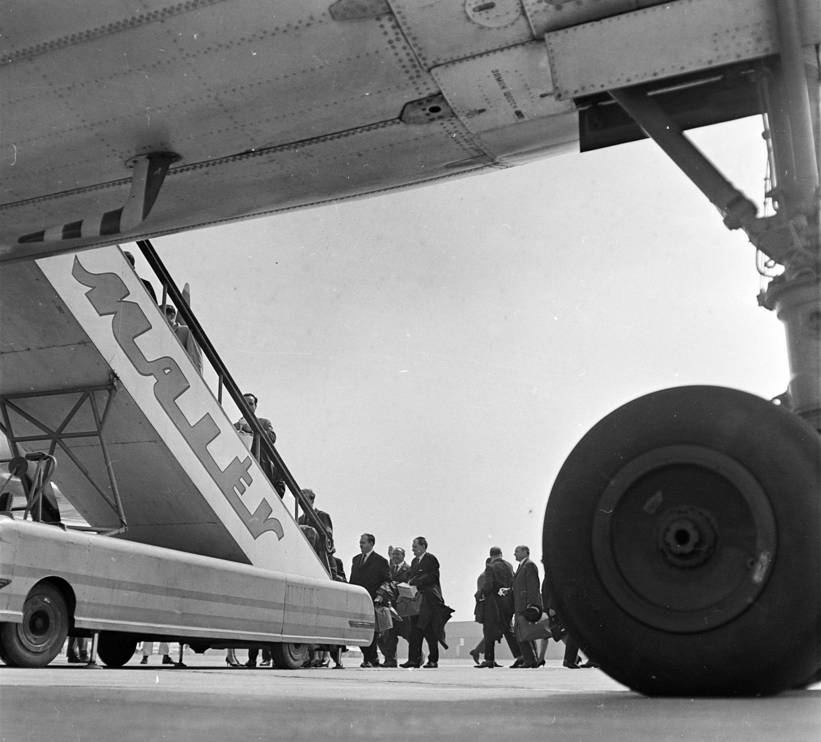 Hungary, Ferihegy (now - Ferenc Liszt) International Airport, Budapest XVIII., 1966, MHSZ, Hungarian Airlines, Budapest, aircraft steps, Fortepan #118390