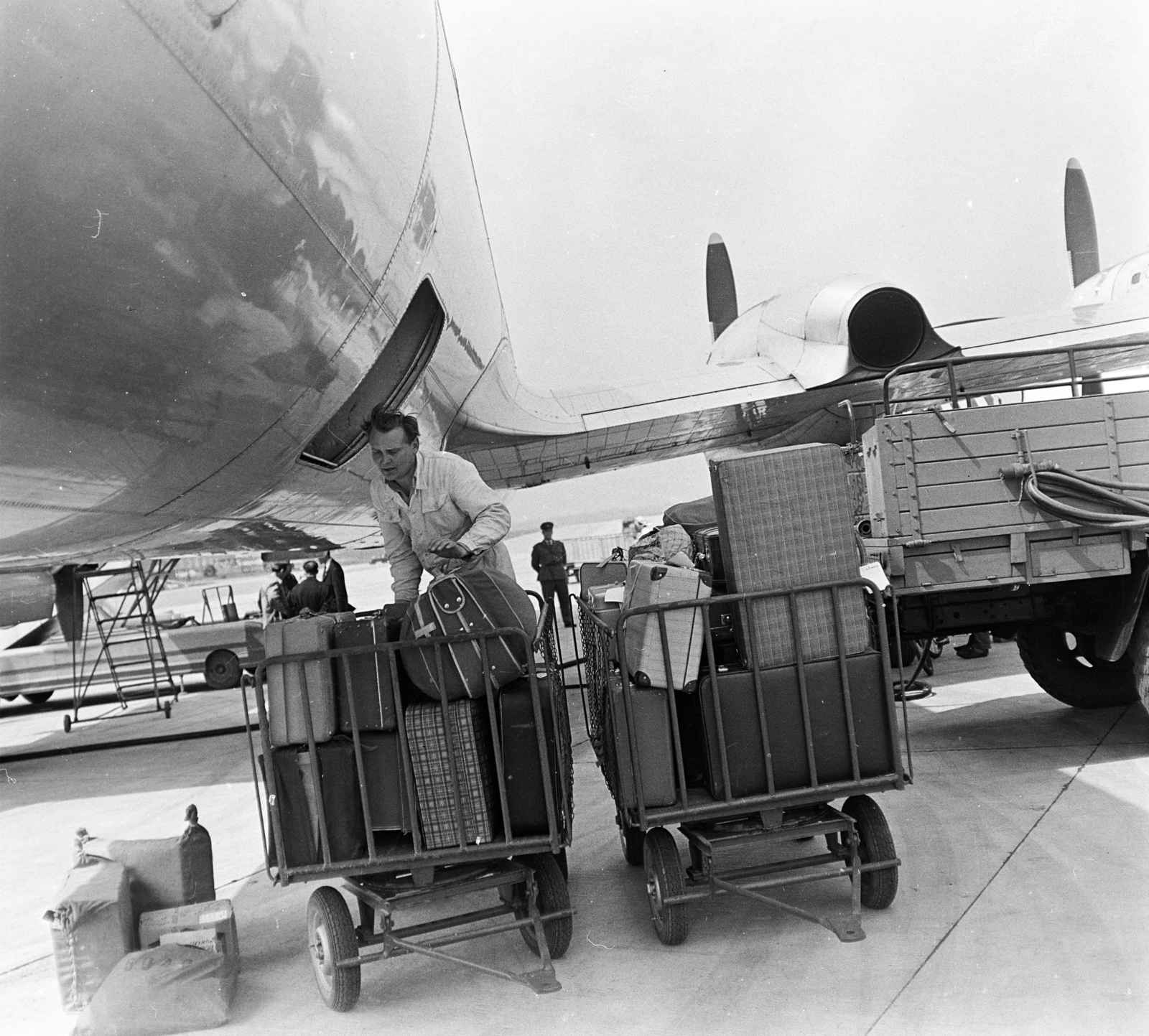 Hungary, Ferihegy (now - Ferenc Liszt) International Airport, Budapest XVIII., 1966, MHSZ, suitcase, Budapest, Fortepan #118391