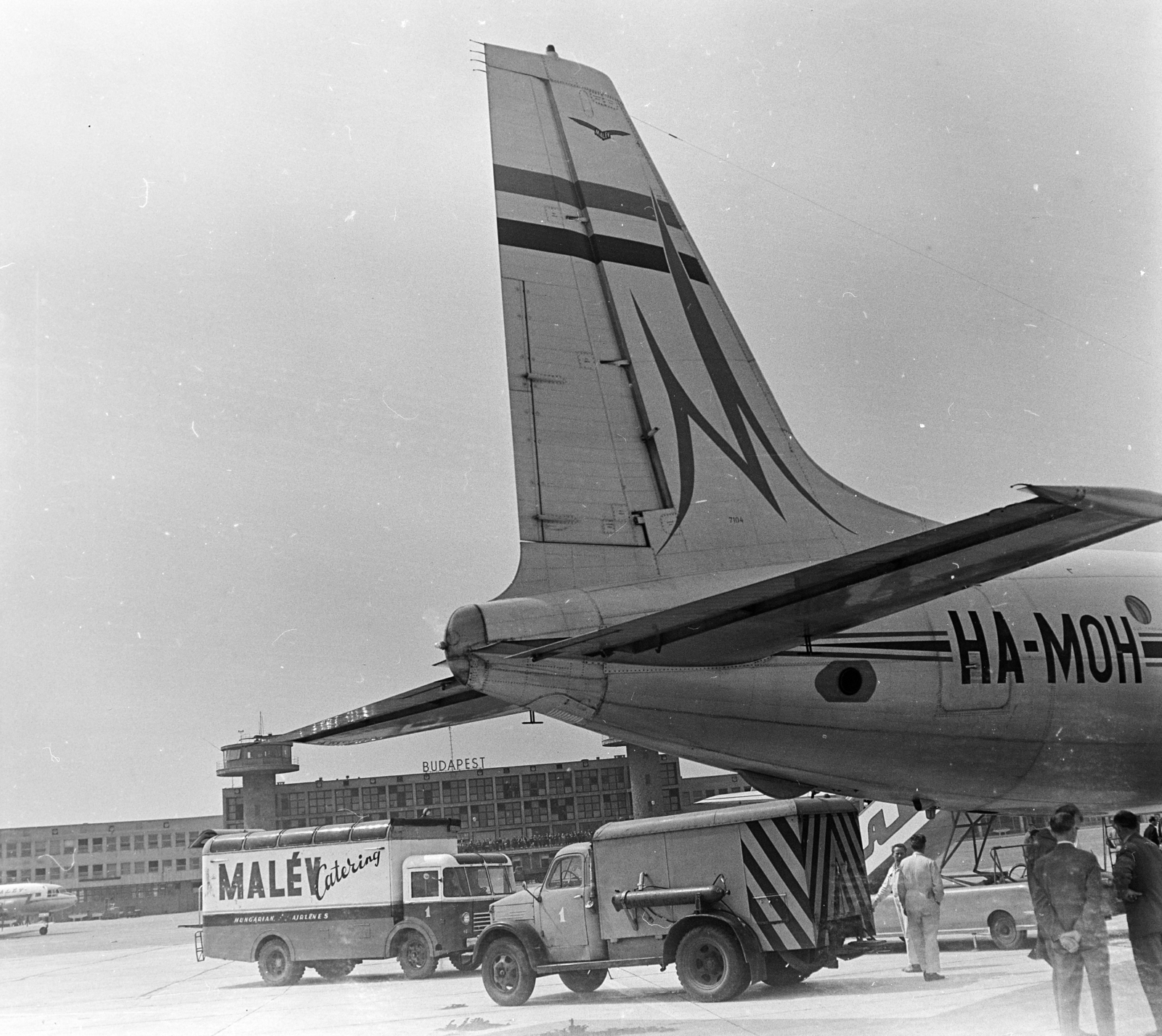 Hungary, Ferihegy (now - Ferenc Liszt) International Airport, Budapest XVIII., 1966, MHSZ, airplane, commercial vehicle, Ilyushin-brand, Hungarian Airlines, Budapest, Fortepan #118393
