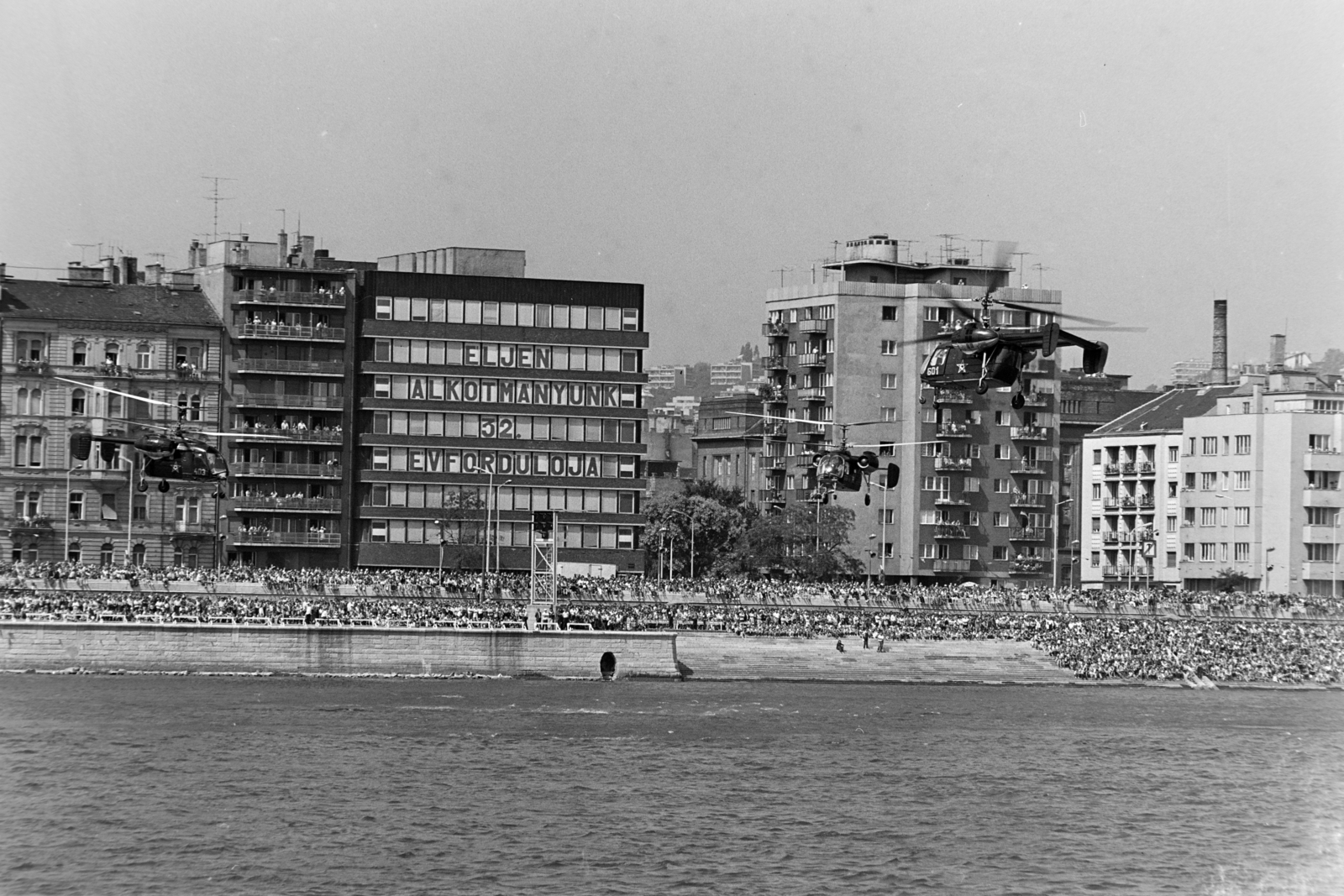 Hungary, Budapest II., augusztus 20-i víziparádé, szemben a Bem rakpart., 1981, MHSZ, helicopter, Danube, Kamov-brand, Budapest, Fortepan #118405