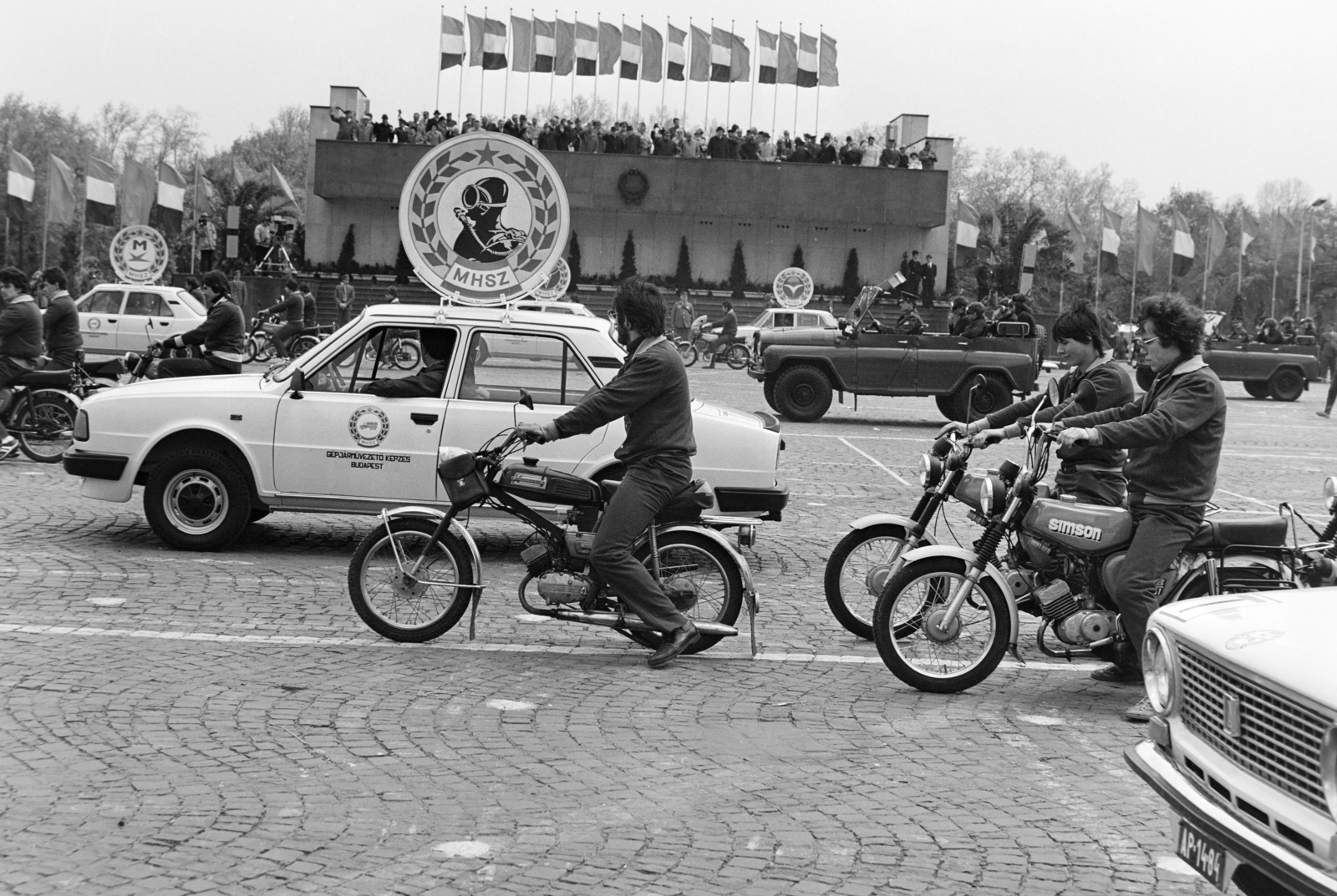 Magyarország, Budapest XIV., Ötvenhatosok tere (Felvonulási tér), május 1-i felvonulás, szemben a dísztribün., 1985, MHSZ, Skoda-márka, Simson-márka, robogó, rendszám, UAZ-469, Budapest, Riga Verhovina-5, UAZ-469, motorkerékpár, Fortepan #118408