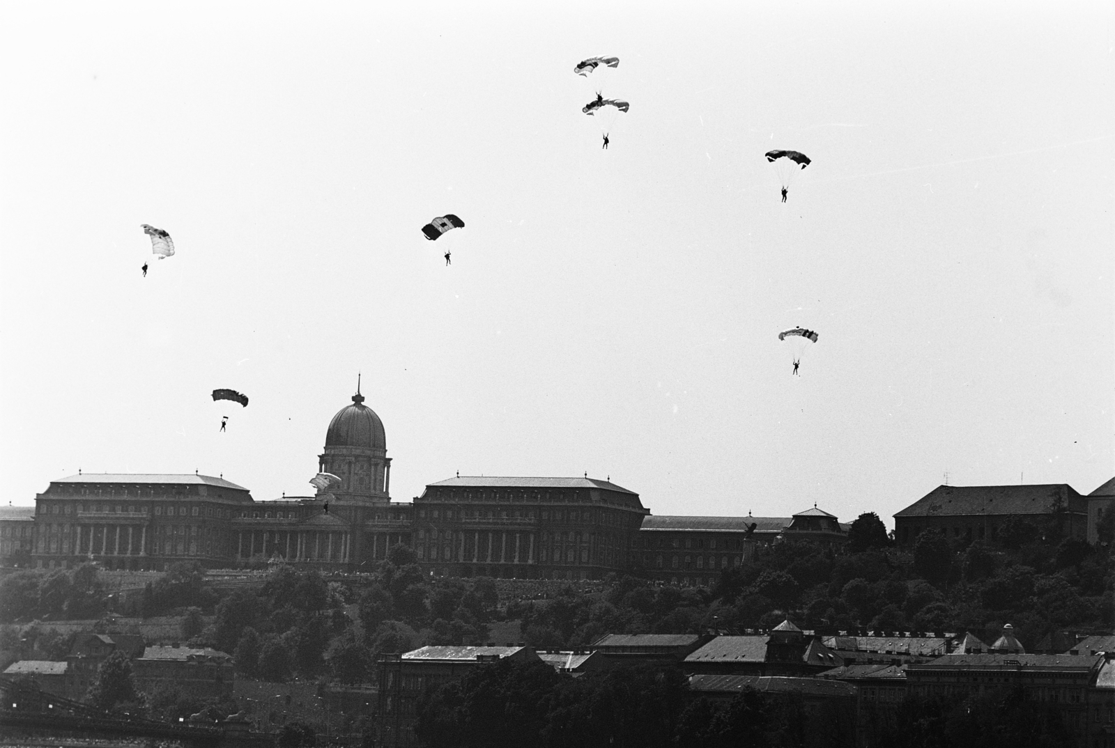 Hungary, Budapest I., augusztus 20-i vízi- és légiparádé, ejtőernyösök, háttérben a Budavári Palota (korábban Királyi Palota)., 1985, MHSZ, parachute, Budapest, Fortepan #118413