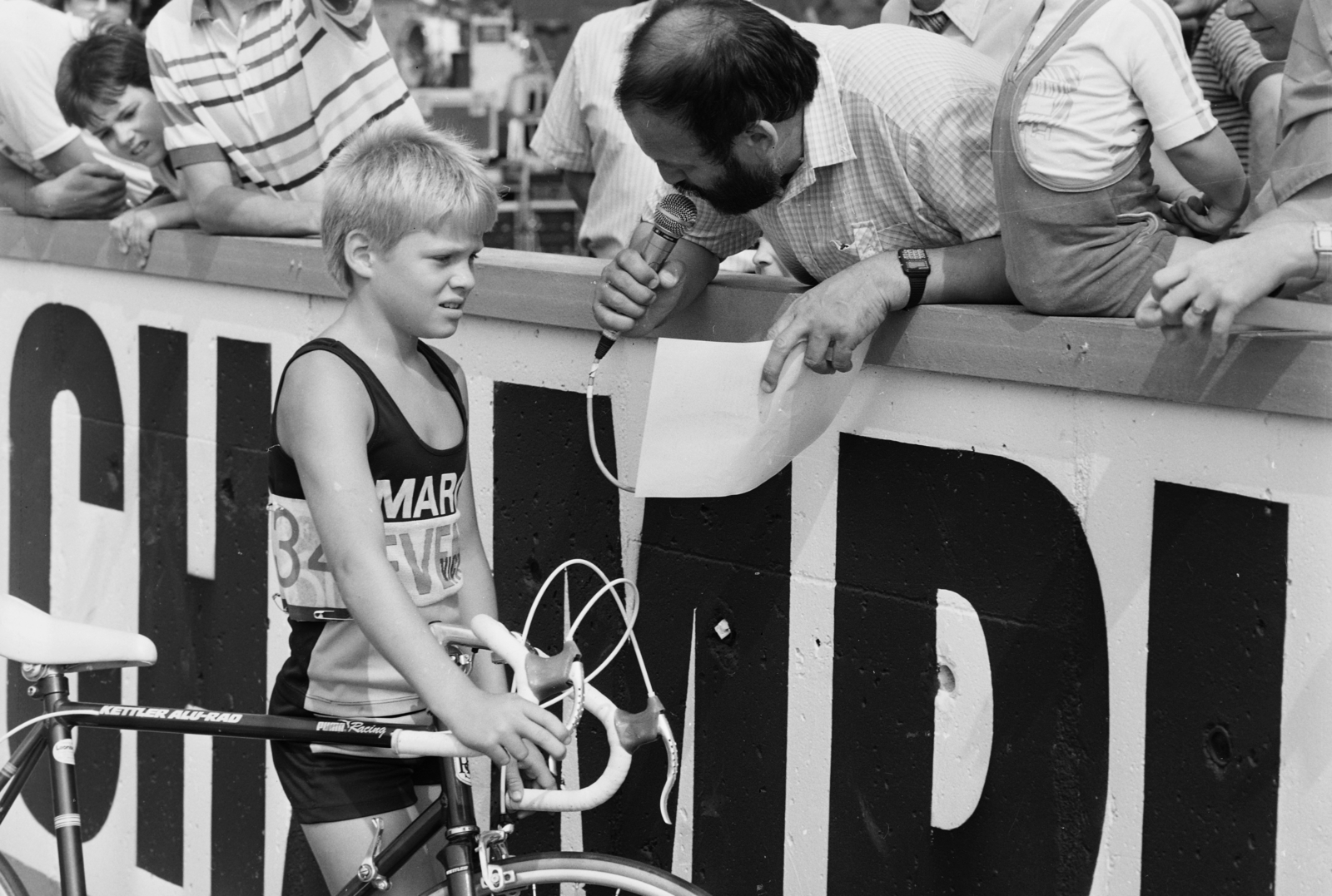 Hungary, Hungaroring, Mogyoród, a mikrofonnal Molnár Dániel sportriporter., 1987, MHSZ, bicycle, microphone, reporter, bicycle race, Kettler-brand, quartz watch, racing bicycle, teenager, fair-haired, Fortepan #118422