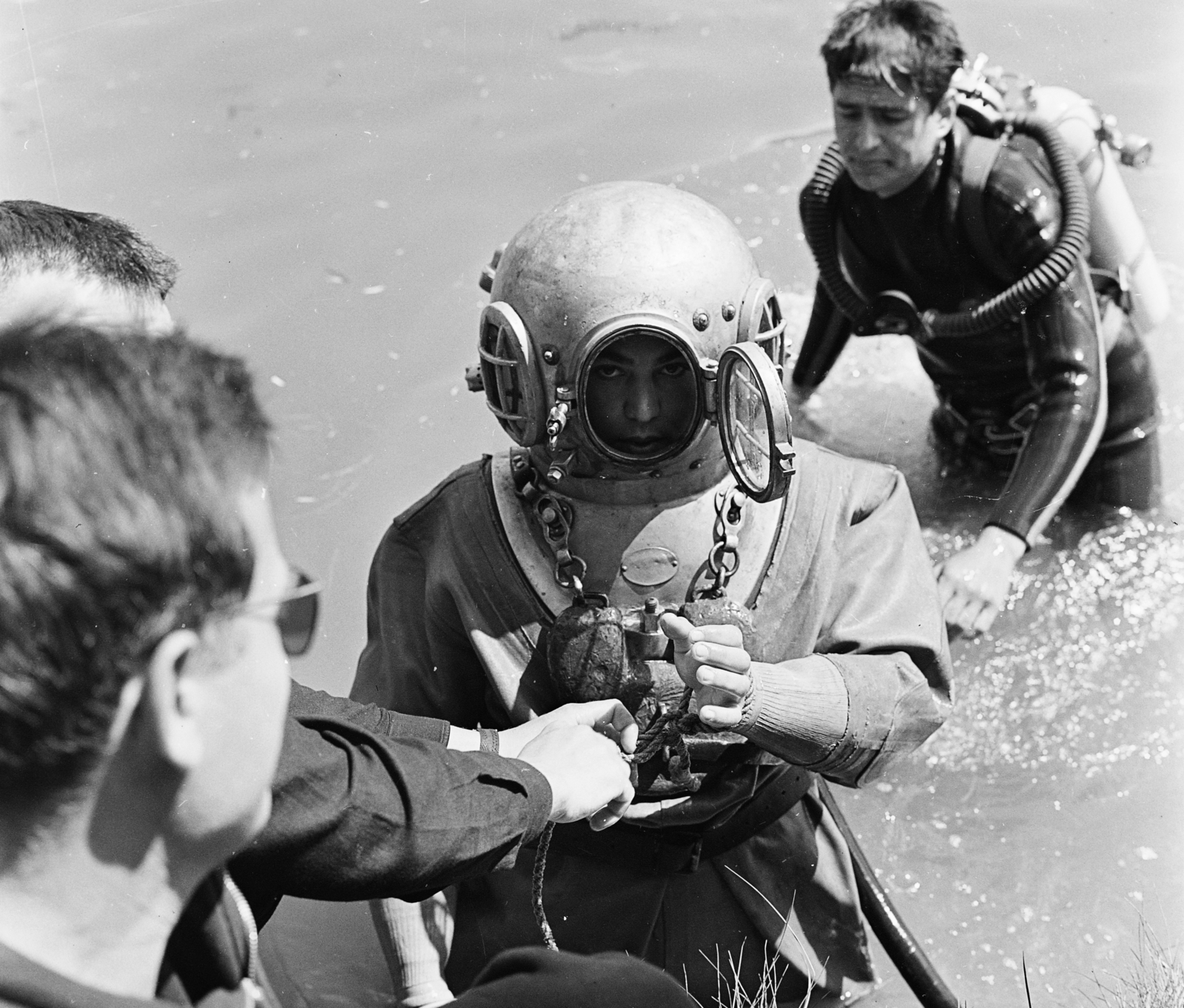 Hungary, Budapest XI., Feneketlen-tó, búvárbemutató., 1968, MHSZ, Budapest, wet suit, oxygen cylinder, Fortepan #118436