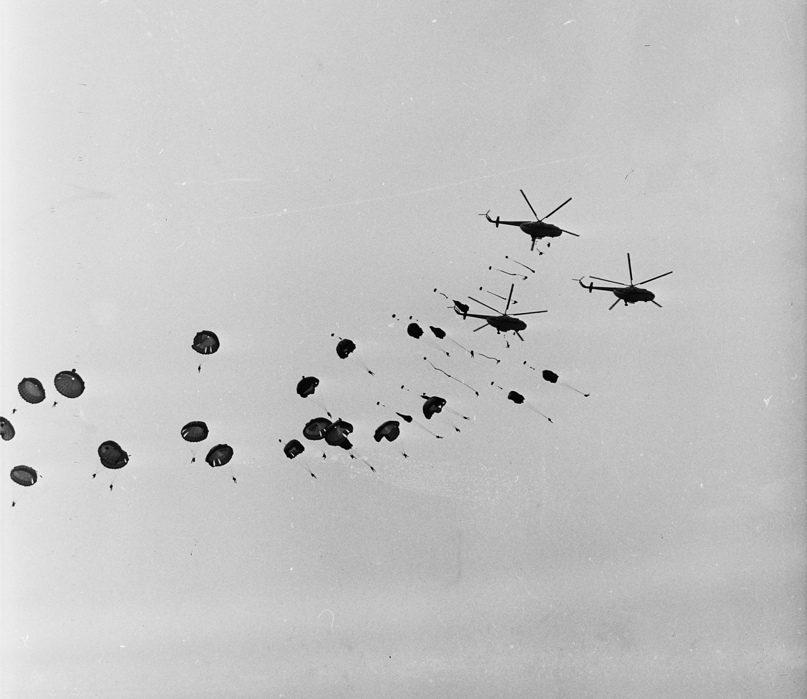 Hungary, Budapest, augusztus 20-i vízi- és légiparádé, helikopterből ugró ejtőernyösök., 1978, MHSZ, helicopter, parachute, Hungarian People's Army, Fortepan #118446