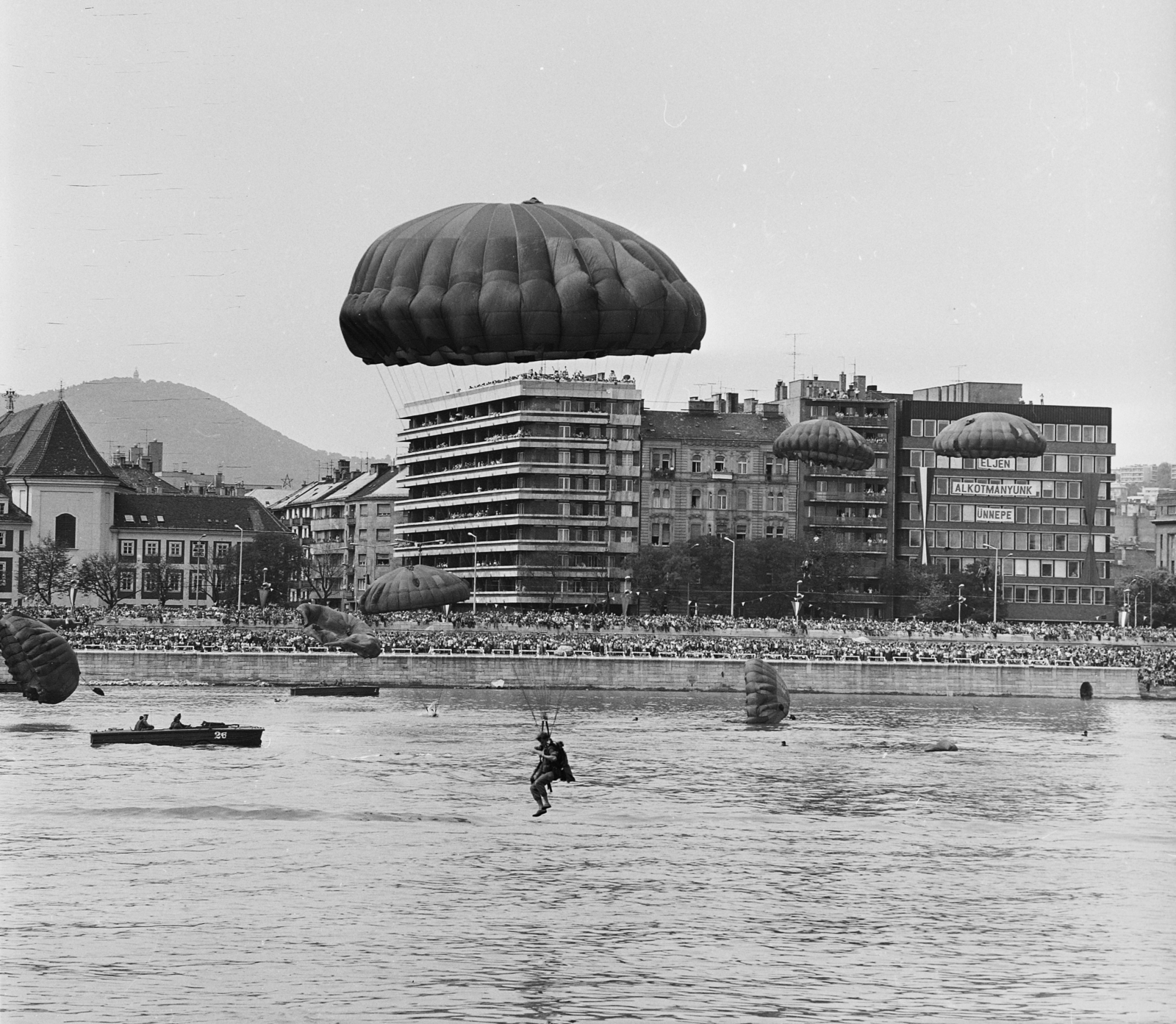 Hungary, Budapest I.,Budapest II., augusztus 20-i vízi- és légiparádé a Dunán, szemben a Bem rakpart és a Csalogány utca torkolata., 1978, MHSZ, assault boat, Hungarian People's Army, Budapest, untitled, Fortepan #118447