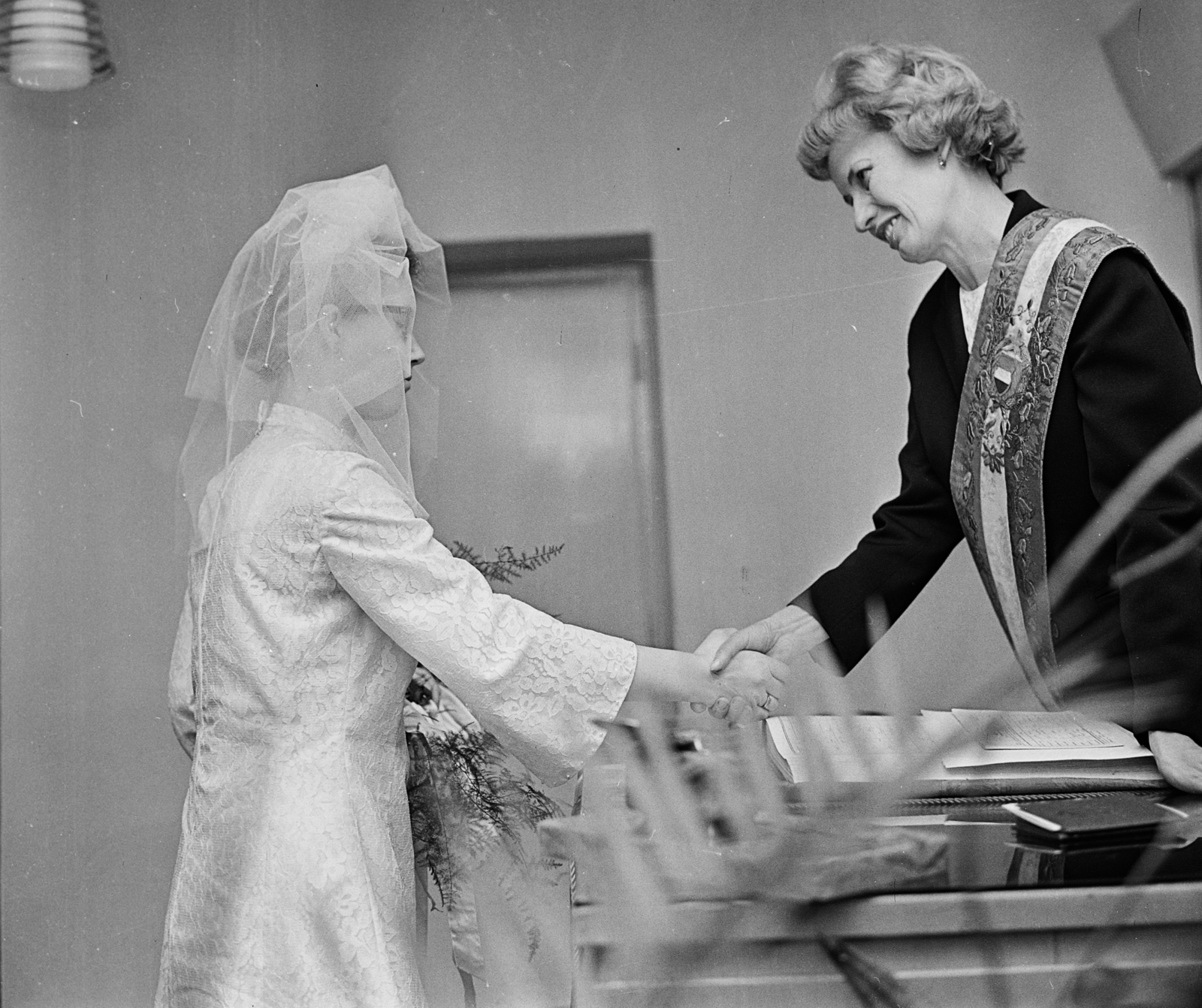 Hungary, Budapest XIV., Pétervárad utca 2., a XIV. Kerületi Tanács (később Zuglói Polgármesteri Hivatal) házasságkötő terme., 1968, MHSZ, wedding ceremony, bride, registrat, handshake, veil, Budapest, Fortepan #118451