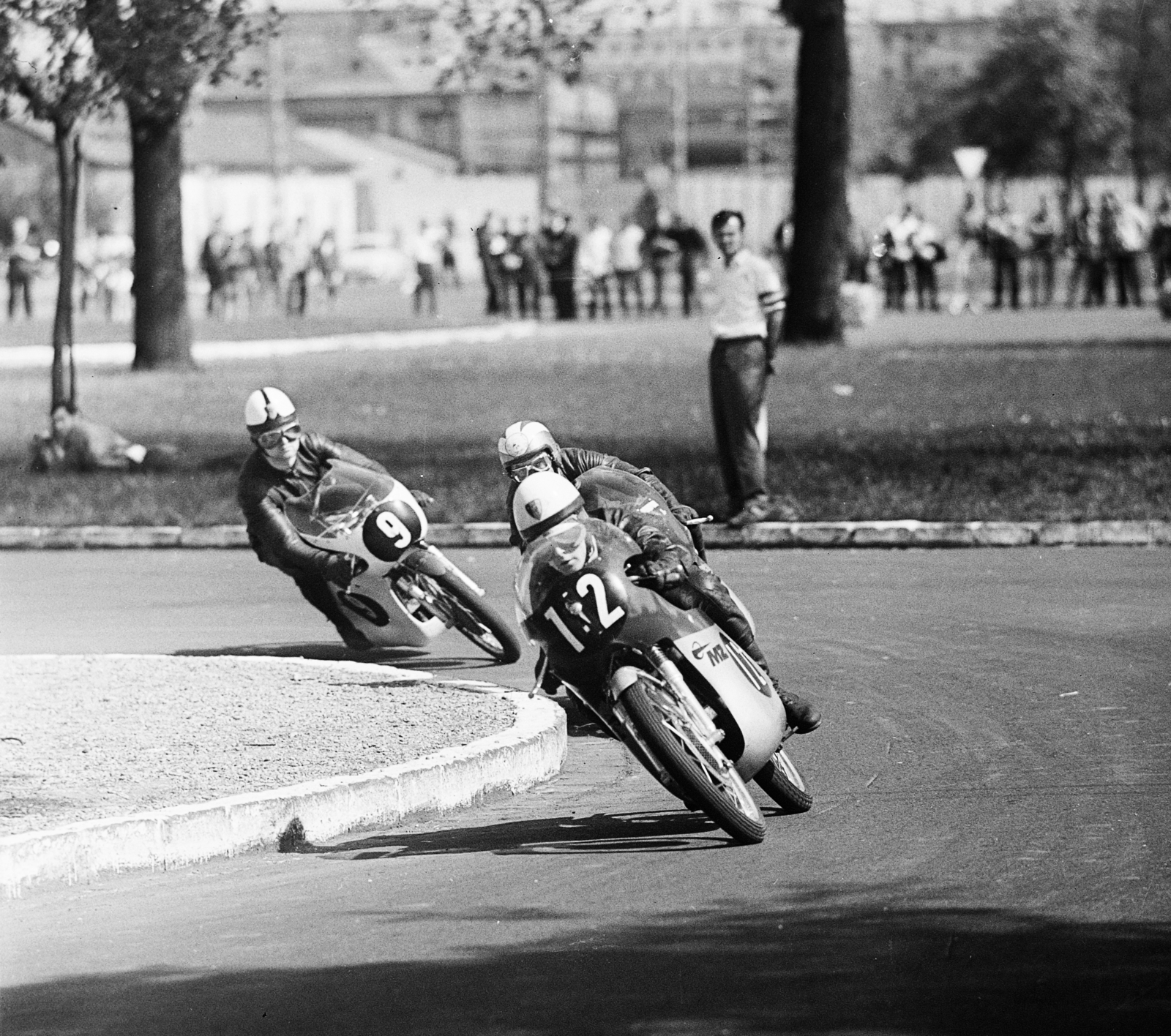 Hungary, People's Park, Budapest X., Nemzetközi motorverseny résztvevői. Háttérben a Könyves Kálmán körút. Elől 12-es Bernd Köhler, mögötte Szabó II László és a 9-es Günther Bartusch motorkerékpárversenyzők., 1968, MHSZ, Budapest, Fortepan #118472