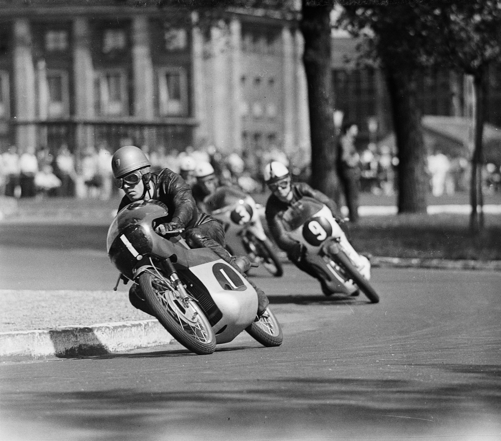 Hungary, People's Park, Budapest X., Nemzetközi motorverseny résztvevői. Háttérben a Vajda Péter út - Könyves Kálmán körút sarok., 1968, MHSZ, Budapest, Fortepan #118473