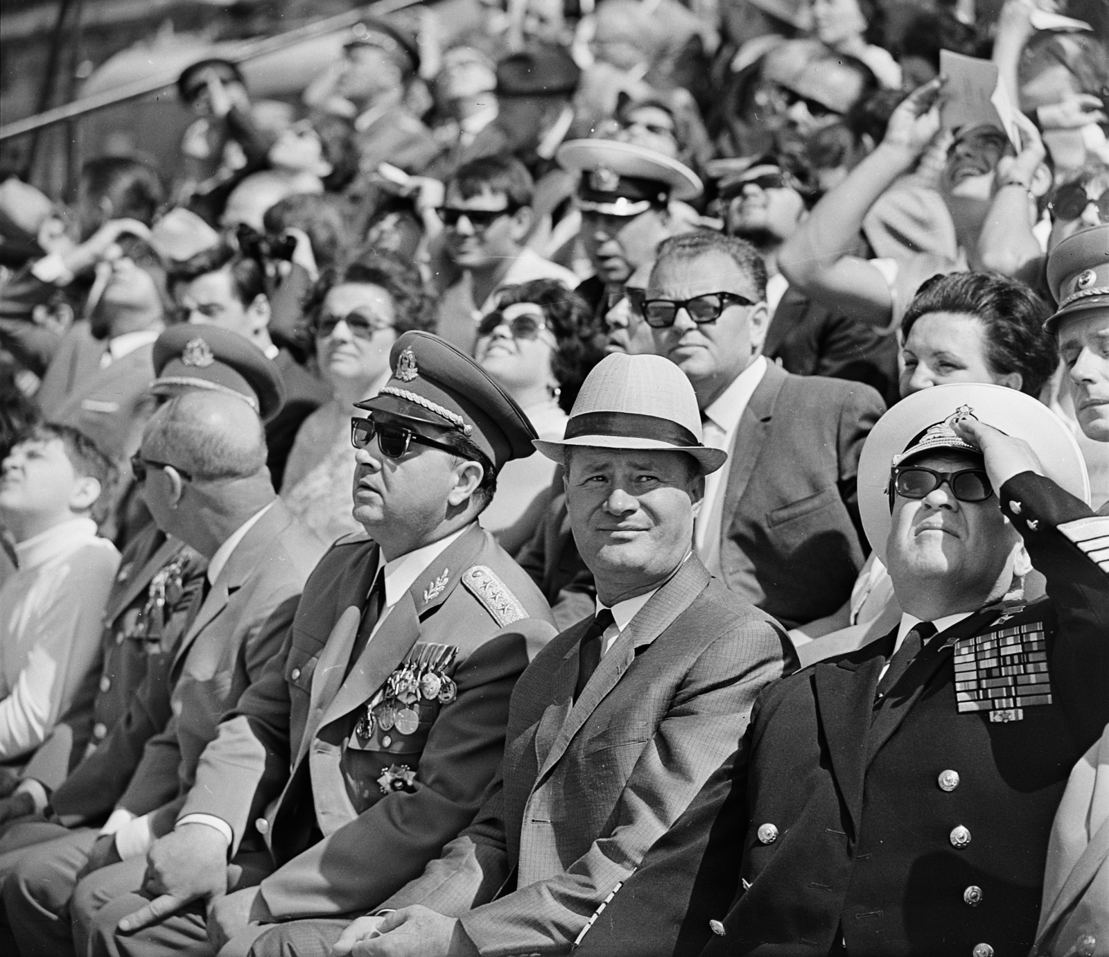 Magyarország, Budapest V., pesti alsó rakpart, tribün az Országház előtt az augusztus 20-i vízi- és légiparádén. Elöl középen Czinege Lajos honvédelmi miniszter és Losonczi Pál az Elnöki Tanács elnöke., 1969, MHSZ, napszemüveg, tányérsapka, Budapest, kitüntetés, Fortepan #118475