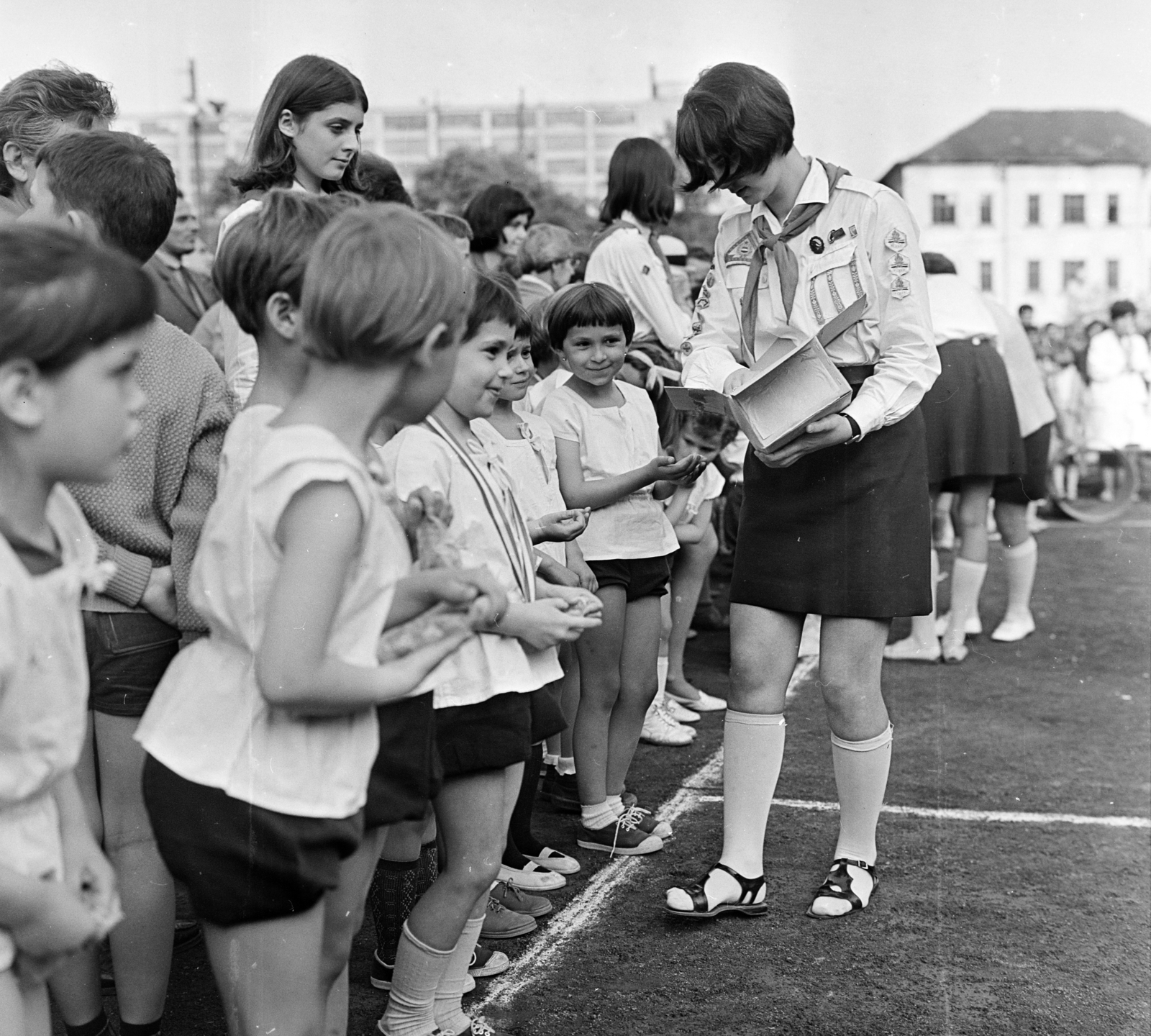 Hungary, Budapest II., Marczibányi tér, Vasas Turbó sporttelep., 1968, MHSZ, pioneer, uniform, kids, badge, sneakers, sandal, Budapest, Fortepan #118478