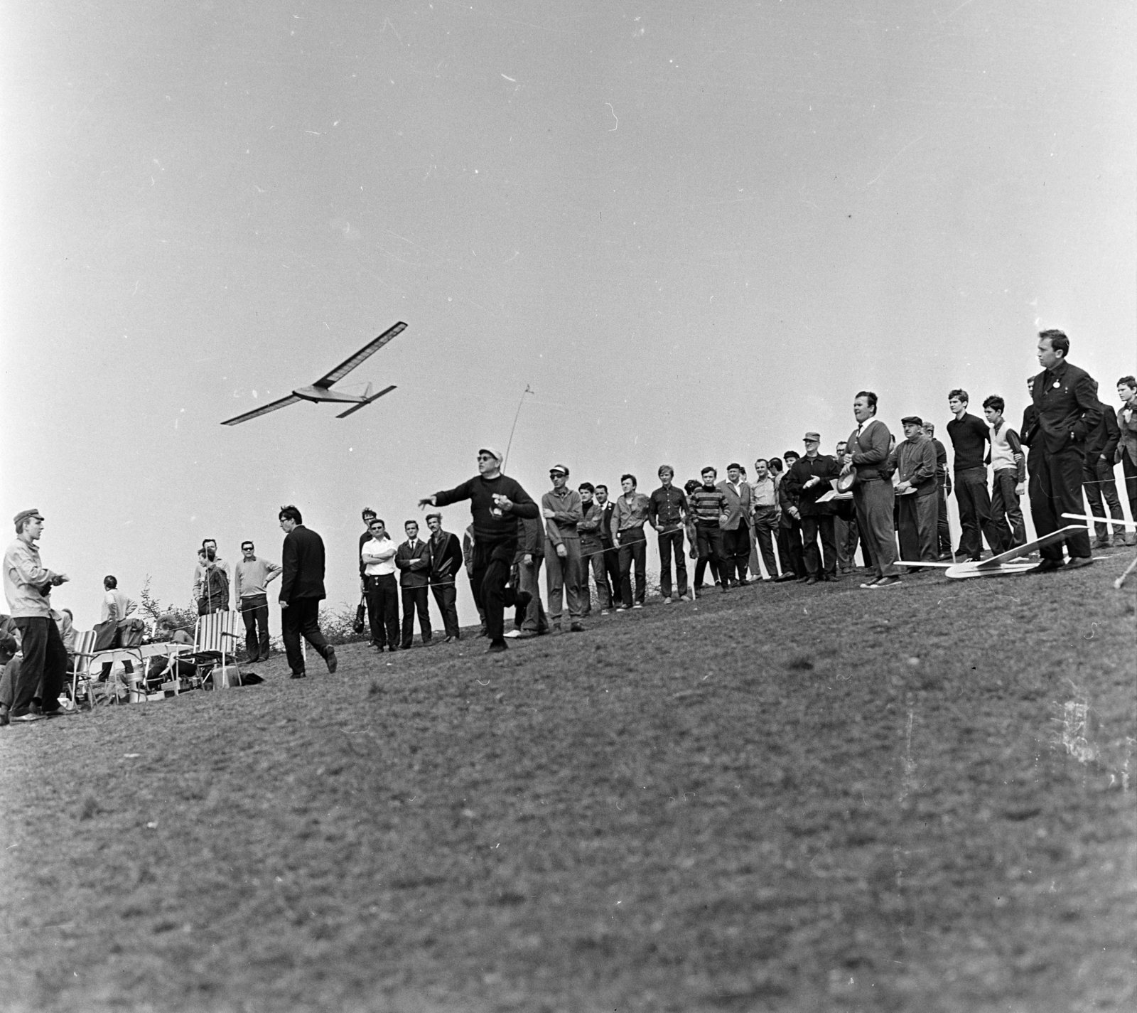 Hungary, Budapest II., Pesthidegkút, repülőmodellezők a Vörös Kővár tetején., 1969, MHSZ, model plane, Budapest, Fortepan #118482