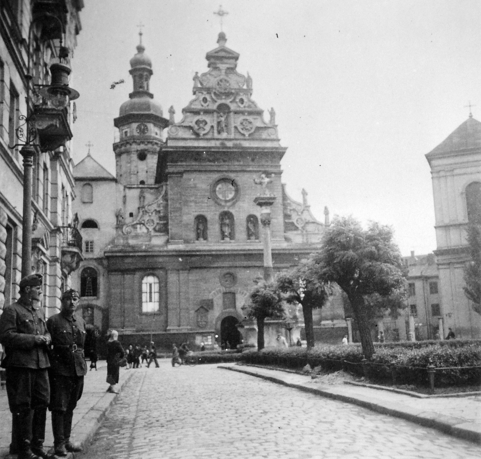 Ukraine, Lviv, Szoborna tér, szemben a Bernardine templom és kolostor., 1942, Gádoros Lajos, eastern front, church, second World War, soldier, Fortepan #11849