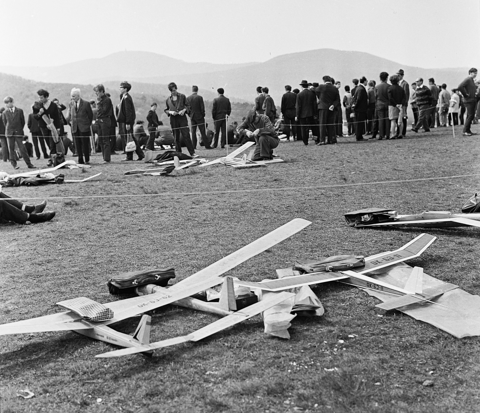 Hungary, Budapest II., Pesthidegkút, repülőmodellezők a Vörös Kővár tetején., 1969, MHSZ, model plane, Budapest, Fortepan #118492